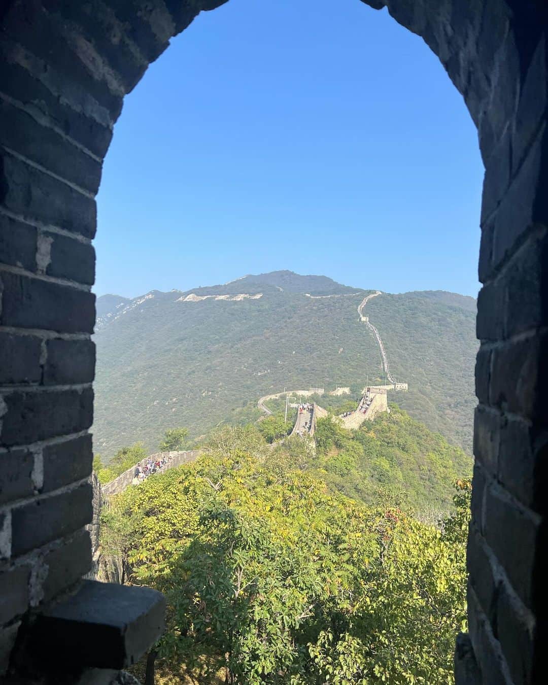加藤未唯さんのインスタグラム写真 - (加藤未唯Instagram)「Great wall of China🇨🇳🐲  北京を存分に感じれました！！ 果てしない壁、万里の長城！ なんでも昔の建造物って素晴らしいとしみじみ… と思ってたらこんなぎゅーぎゅーやのに傘さしてる人いた🥹 からの北京ダック🤤🦆 美味しいもの食べたんで残りの中国も頑張りまっす！ #万里の長城 #北京 #北京ダック #greatwall #beijing #🇨🇳」10月6日 18時45分 - miyukato1121
