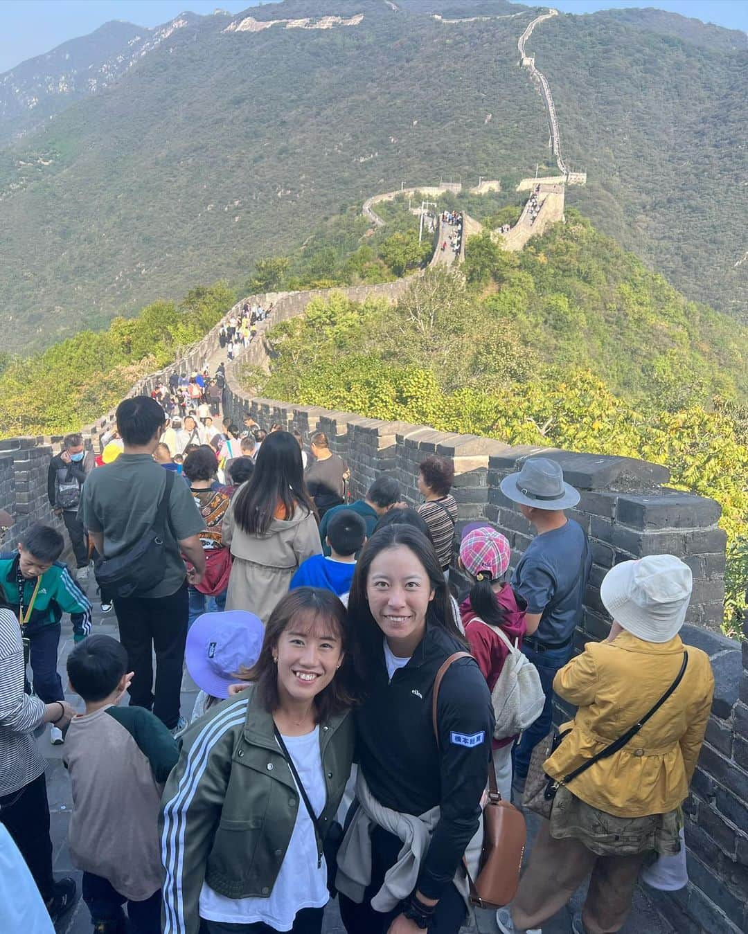 加藤未唯のインスタグラム：「Great wall of China🇨🇳🐲  北京を存分に感じれました！！ 果てしない壁、万里の長城！ なんでも昔の建造物って素晴らしいとしみじみ… と思ってたらこんなぎゅーぎゅーやのに傘さしてる人いた🥹 からの北京ダック🤤🦆 美味しいもの食べたんで残りの中国も頑張りまっす！ #万里の長城 #北京 #北京ダック #greatwall #beijing #🇨🇳」