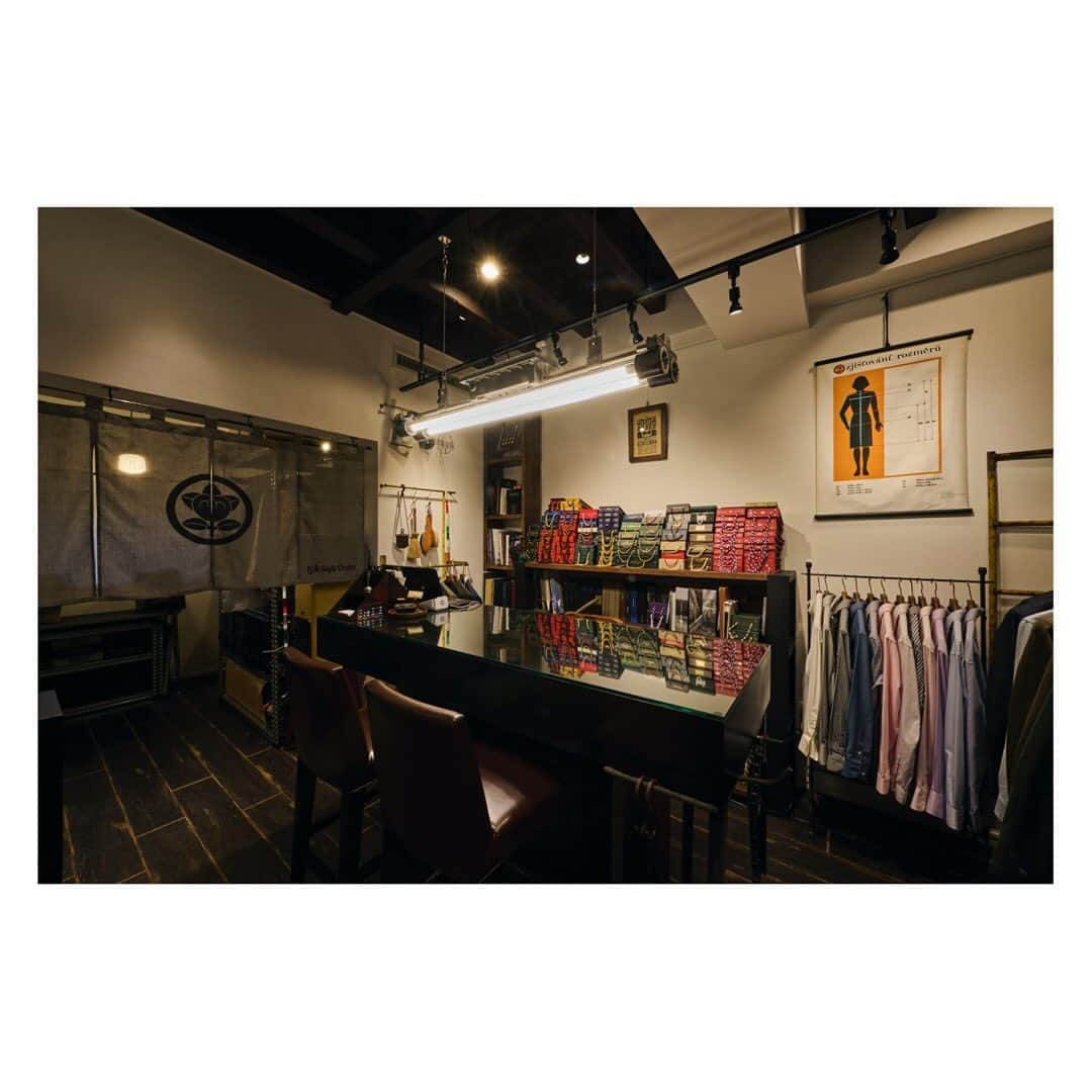 life_style_orderさんのインスタグラム写真 - (life_style_orderInstagram)「- shop information -  店内のご紹介です。  ◾️LifeStyleOrder (ﾗｲﾌｽﾀｲﾙｵｰﾀﾞｰ)  当店は東京白金台にある、完全予約制のオーダーメイド服専門です。  メンズ・レディース問わずオーダメイドでお仕立て致します。  オーダー品はスーツ、コート、ジャケット、パンツ、シャツ、フォーマルウェアを中心にご注文を承っております。  ◾️所在地 108-0071 東京都 港区白金台5-18-17 GOLDFOREST 1F 050-6877-6280 南北線・三田線 [白金台駅]より徒歩３分 JR[目黒駅]より徒歩10分  ◾️お問い合わせ、ご予約はプロフィール欄よりアクセスの上でご連絡下さい。  一同、ご来店をお待ちしております。  ※完全予約制店舗となりますので、飛び込みでのご入店はご遠慮頂きますようお願い致します。  #lifestyleorder #ライフスタイルオーダー #オーダースーツ #スーツ #オーダージャケット#ジャケット #オーダーコート #コート #コートスタイル #ジャケットスタイル #ビジネスカジュアル #ビジカジ #タキシード #オーダータキシード #ウェディングスーツ #白金台」10月6日 18時46分 - life_style_order