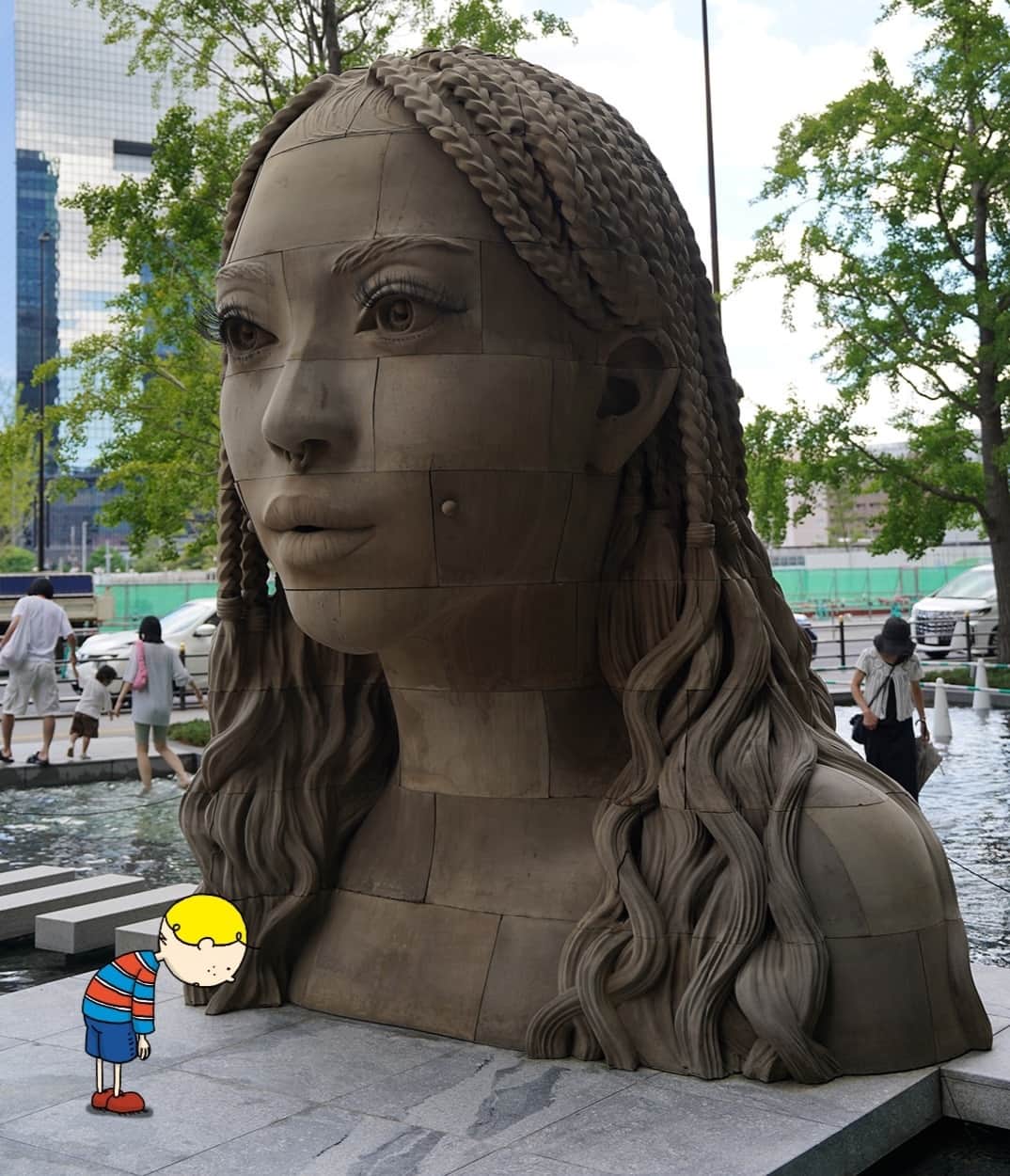 のインスタグラム：「There's a sand sculpture in Umeda Kita Plaza. I heard it was created using a 3D printer as part of the ART SCRAMBLE art project. You can see this sculpture and the rest of the exhibit until next March. 🤩  うめきた広場にある砂の銅像👍 ３Dプリンターで作成しているらしいで🤩 ART SCRAMBLEというアートプロジェクトでオブジェは来年の3月まで見れるで❗️   —————————————————————  #maido #withOsakaBob #OSAKA #osakatrip #japan #nihon #OsakaJapan #大坂 #오사카 #大阪 #Оsака #Осака #โอซาก้า #大阪観光 #sightseeing #Osakatravel #Osakajepang #traveljepang #うめきた広場"」