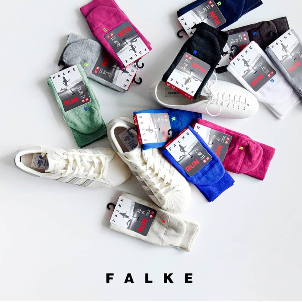 アランチェートさんのインスタグラム写真 - (アランチェートInstagram)「ドイツ「FALKE」の大定番モデル"RUN"。 . つま先のカタチを合わせた左右非対称デザインで、足に心地良くフィットするファルケのソックス「RUN」。かかとからつま先にかけては裏パイル生地で、足底をしっかりとサポートします。ほどよい締め付け感のあるフィット感は一度穿くとやみつきになるほど。穿き間違えないように左右それぞれにポイントのRとLのマーク入り。ユニセックス仕様で家族揃えるのもうれしいですね。 . . ●画像をタップすると商品ページをご覧いただけます。 ●top画面からHPを是非ご覧ください♪ . . #aranciato #piudiaranciato #aranciato_code #アランチェート #FALKE #ファルケ #ショートソックス #RUN #ラン #定番 #カラフル #ソックス #カジュアル #足元コーデ #デイリー #着回し #大人カジュアル #今日の服 #今日のコーデ #2023aw #2023秋冬」10月6日 18時47分 - aranciatobuyer