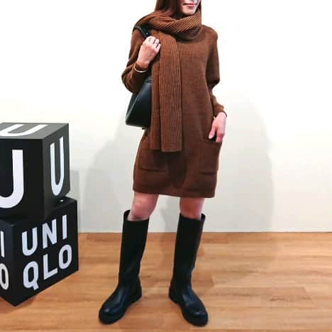 のインスタグラム：「すごく久しぶりにお邪魔させて頂きました  いよいよ今日 10月6日 (金) 発売 UNIQLO  U  2023FW   今回は気になる ブラウン、グレーカラーのアイテムを使ってコーデを組んで見ました  ごく 今回のUNIQLO  Uはベーシックでシンプルなデザインでありながら、ブラウン、グレーなど、トレンドカラーを取り入れ、リラクシーな着心地、素材で展開されていました  メンズアイテムのニットもきれい目な小物と合わせればリラクシーで女性らしい雰囲気も  モックネックニットワンピースは是非、 チャンキーストールとセットが可愛いです♪  膝丈が気になる方はストッキングと合わせるのもオススメです  シンプルでありながら、着るとキレイに見えるデザインもさすがのUNIQLO  Uシリーズ  メンズ、レディース共に魅力的なアイテムが沢山ありました！✨  #uniqlo#uniqlou2023fw#uniqlo展示会#ユニクロ秋冬」