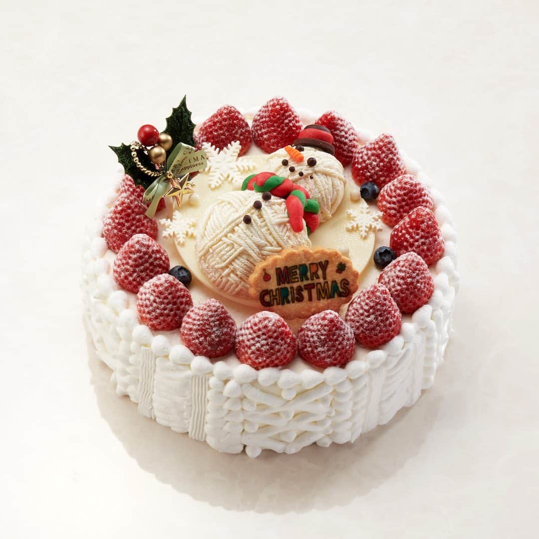 ロイヤルパークホテルのインスタグラム：「⁡ ＼クリスマスケーキ2023🎄／ パーティーにぴったりな大人数様用ケーキや、お一人様でお楽しみいただけるケーキなど、さまざまなサイズをご用意しております。 ⁡ 「Christmas Wishes　クリスマス ウィッシュ」 暖かな毛糸で編まれたようなスノーマンが可愛らしいホワイトチョコとイチゴをデコレーションした贅沢な大人数様用のパーティーケーキです。 ⁡ 2枚目(左)「Noël Chocolat　ノエル ショコラ」 紅茶香るミルクチョコレートの濃厚なムースでミックスベリーのジュレとオレンジのムースを包みました。フィヤンティーヌの食感がアクセントです！ ⁡ 2枚目(右)「White Christmas　ホワイト クリスマス」 キュートなクマをデコレーションしたスフレとレアの2種類のチーズケーキ。ブルーベリーの甘酸っぱさが美味しさのハーモニーを奏でます♪ ⁡ ⁡ #ロイヤルパークホテル #ロイヤルパークホテル水天宮 #royalparkhotel」