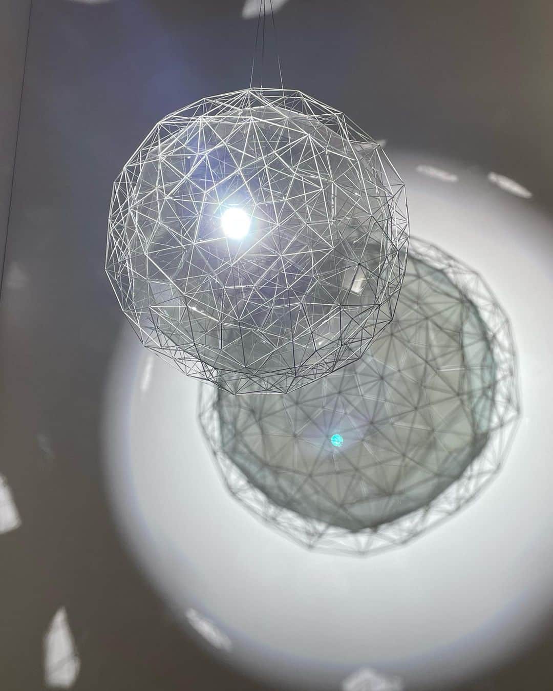 小橋めぐみさんのインスタグラム写真 - (小橋めぐみInstagram)「オラファーエリアソン 「星くずの素粒子」  　天井から吊り下げられ、緩やかに回転してミラーボールのように輝いていた作品。投げかけられた美しい光に見惚れていたら、 いつしか光の中にいた。  #オラファーエリアソン #テート美術館展光」10月6日 18時48分 - megumikok