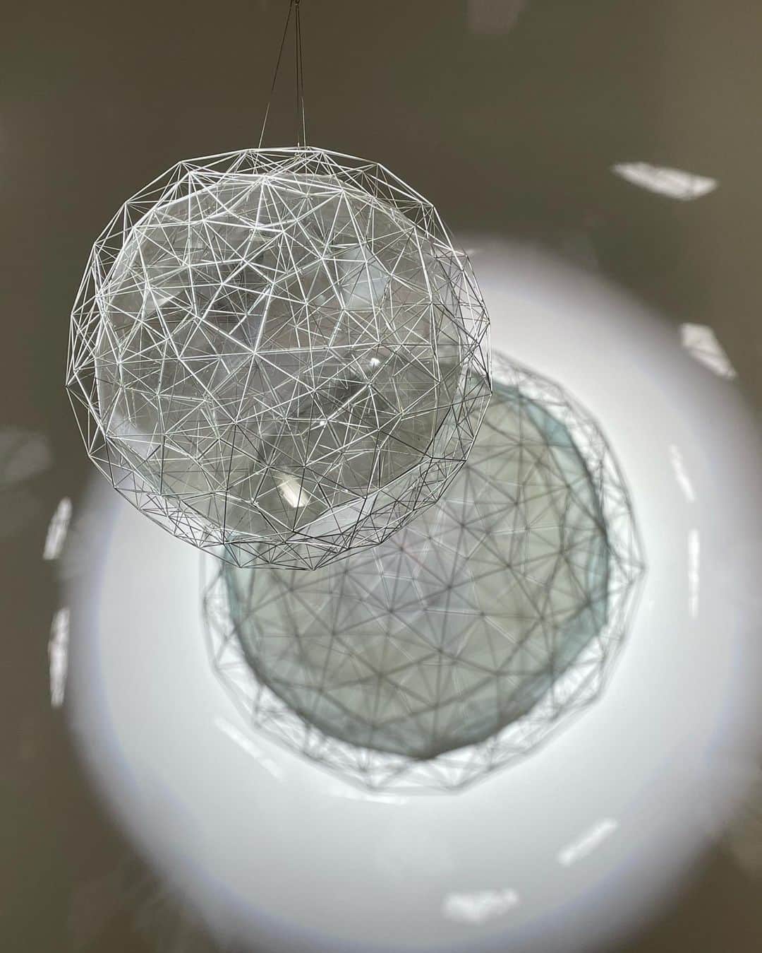 小橋めぐみさんのインスタグラム写真 - (小橋めぐみInstagram)「オラファーエリアソン 「星くずの素粒子」  　天井から吊り下げられ、緩やかに回転してミラーボールのように輝いていた作品。投げかけられた美しい光に見惚れていたら、 いつしか光の中にいた。  #オラファーエリアソン #テート美術館展光」10月6日 18時48分 - megumikok