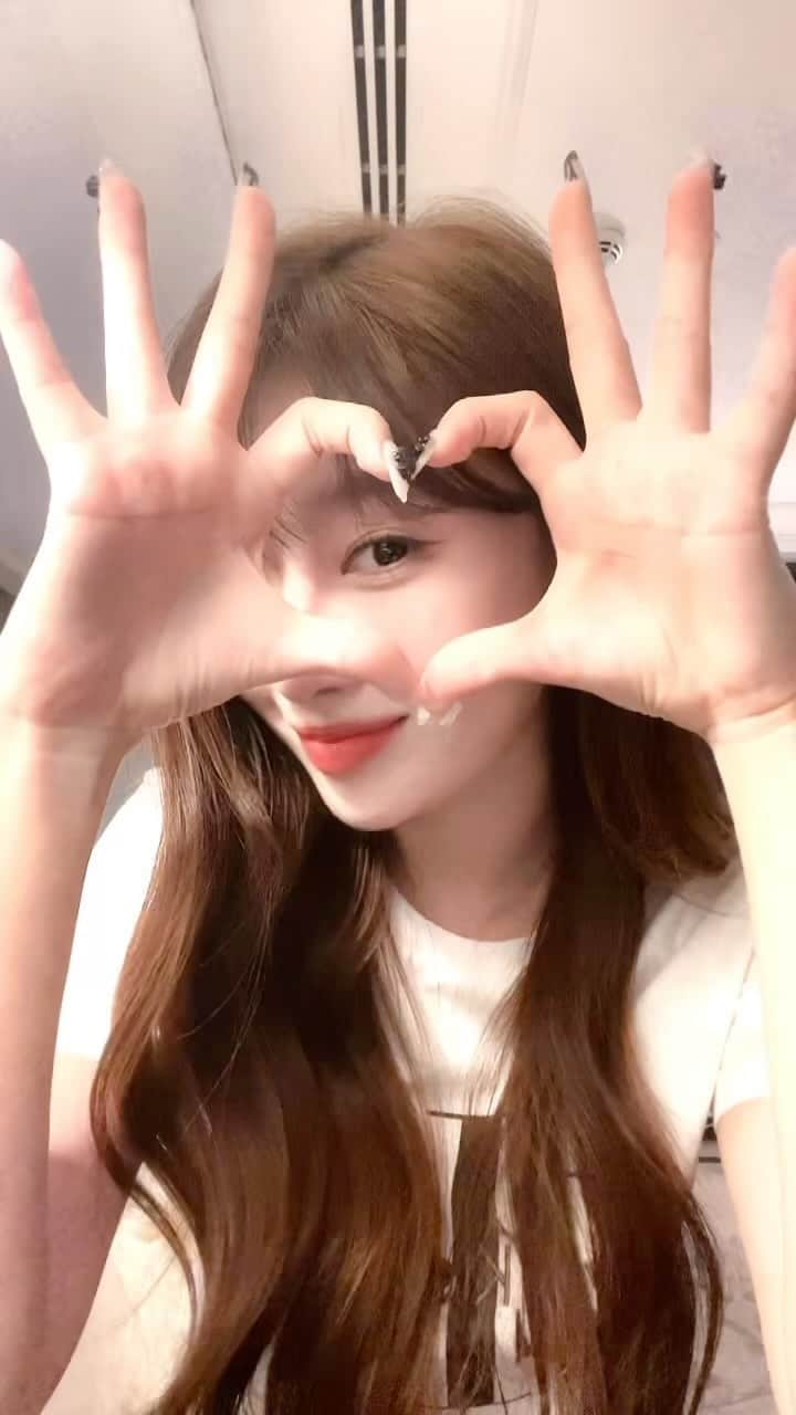 EVERGLOWのインスタグラム：「러브리션💗 빵빠레 불면서 시작🥳 #EVERGLOW #에버글로우 #시현 #SIHYEON #LoveLeeChallenge #러브리챌린지」