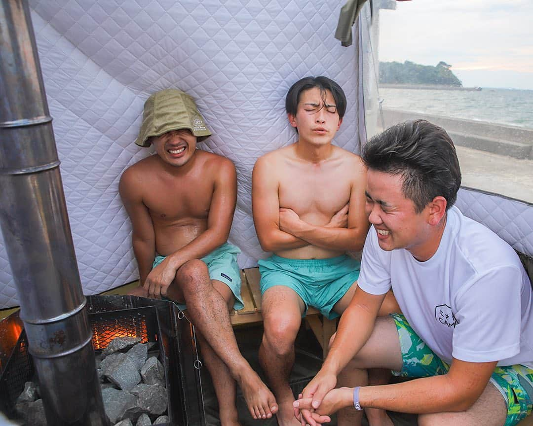 愛知県田原市さんのインスタグラム写真 - (愛知県田原市Instagram)「Regulates mind and body. * ココロとカラダがととのう♪ * 海辺で#サウナ !!  自然の中での ここでしか味わえないサウナは最高だね👏  サウナの後は#海 にも飛び込める！ 海を眺めて外気浴もできるよ✨  #キャンプ を楽しみながら サウナでリフレッシュしよう😉  #テントサウナ#アウトドアサウナ#サ道#サ活#サウナー#デトックス  #たはら暮らし  #渥美半島#田原市#伊良湖岬#伊良湖#赤羽根#菜の花浪漫街道  #tahara#irago#akabane#サーフィン#surfing#田舎暮らし#日々の暮らし #休日の過ごし方#スローライフ #instagramjaran#igersjp」10月6日 18時52分 - tahara_kurashi