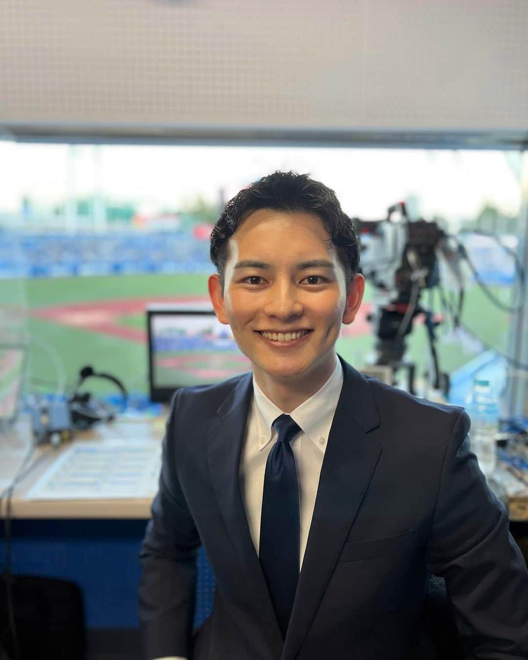 大川立樹のインスタグラム：「2023年セ・リーグペナントレースが終わりました。  今年は春季キャンプから15試合実況を担当しました。 実況、ヒーローインタビュー、取材を含めると 40試合以上、神宮球場に行ったことになります。  選手、首脳陣の皆さんの丁寧な取材対応と、 解説者の皆さんの、野球を面白く感じられる解説、 今シーズンもありがとうございました。  そして、 ファンの皆さんの大声援・大歓声が戻り、 スタジアムならではの雰囲気は、やっぱり最高でした！  この1年は、野球は面白く、深く、とことん頭を使うスポーツだと改めて感じさせられました。  来年に向けて、精進して参ります！  #プロ野球 #大川立樹」