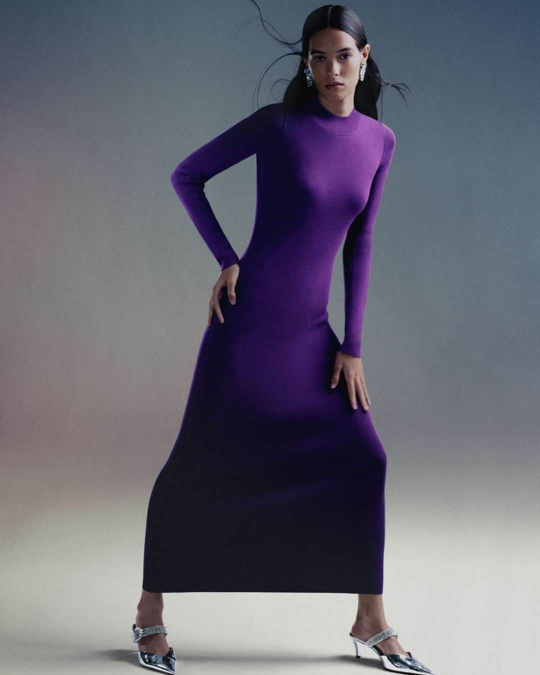 MANGOのインスタグラム：「It’s official, the 70s gave us the ultimate colour match: purple and silver 💜 ⁣Discover the most sophisticated version of the 70s, now at mango.com ⁣ Dress: 57027757 ⁣ #MangoWoman」