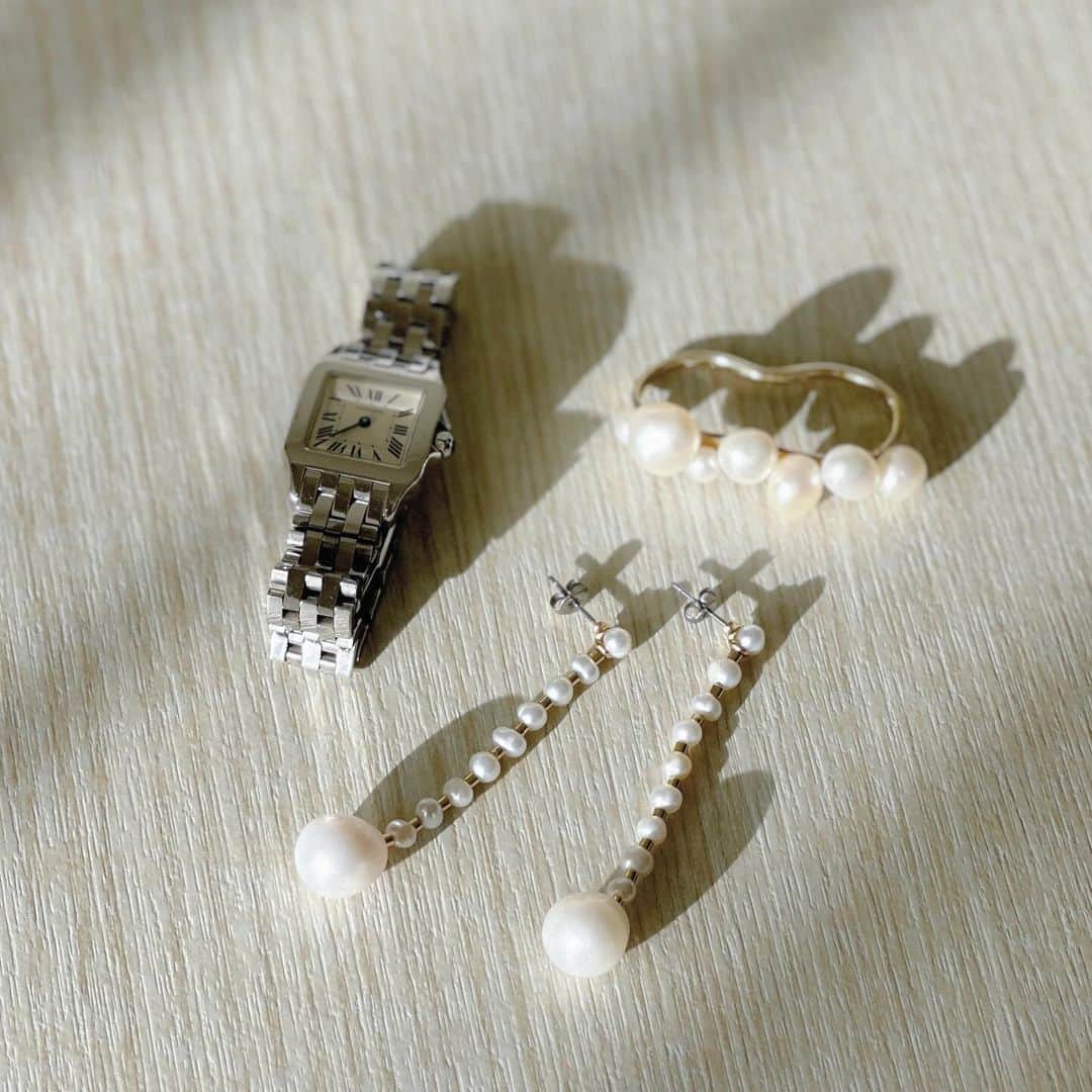 高木由梨奈のインスタグラム：「お気に入りのアクセサリーたち💍🐚 揺れる系のピアスはあんまり持ってないけど たまに付けると華やかな感じになってかわいい✨  @stellarhollywood  @cartier」