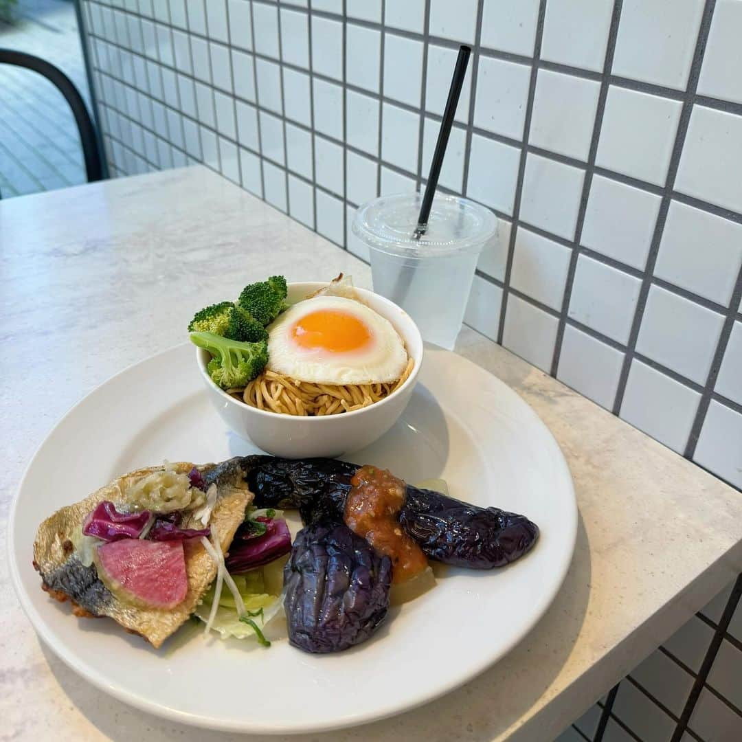 平野友里（ゆり丸）さんのインスタグラム写真 - (平野友里（ゆり丸）Instagram)「🍳  この前久しぶりに渋谷の @cityshop_food に行ってきたよ~🥗  前はサラダのみだったイメージだったんだけど、 渋谷店でもヌードルを扱っててうれしかった〜〜😍🤍  豆腐干糸がすき(^｡^)▫️  デリも選べてボリューム満点で 満腹になるよ☺️✨  2デリか3デリで選べるんだけど、 女の子は2デリでも結構お腹いっぱいになるかも🙆🏻‍♀️  デトックスウォーターや、ジャスミンティーなどの ドリンクが飲み放題なのも嬉しい🥤🤍  渋谷でヘルシーランチするなら おすすめ！☺️✨  ・ ・ ・ ・  #cityshop #cityshopnoodle #渋谷カフェ #渋谷グルメ #渋谷ランチ #渋谷 #渋谷駅 #渋谷ディナー #渋谷ごはん #ヘルシー #ヘルシーランチ #ヘルシーメニュー #ヘルシーごはん #カフェ #カフェ巡り #カフェ部 #カフェ活 #カフェスタグラム #かふぇすたぐらむ #ゆり丸カフェ巡り」10月6日 18時58分 - yurimaruchan___