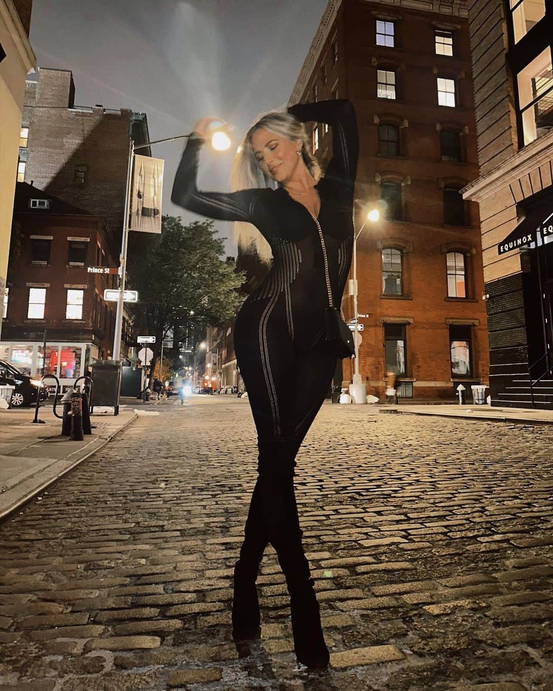 Daniella Graceのインスタグラム：「NY nights 🖤」