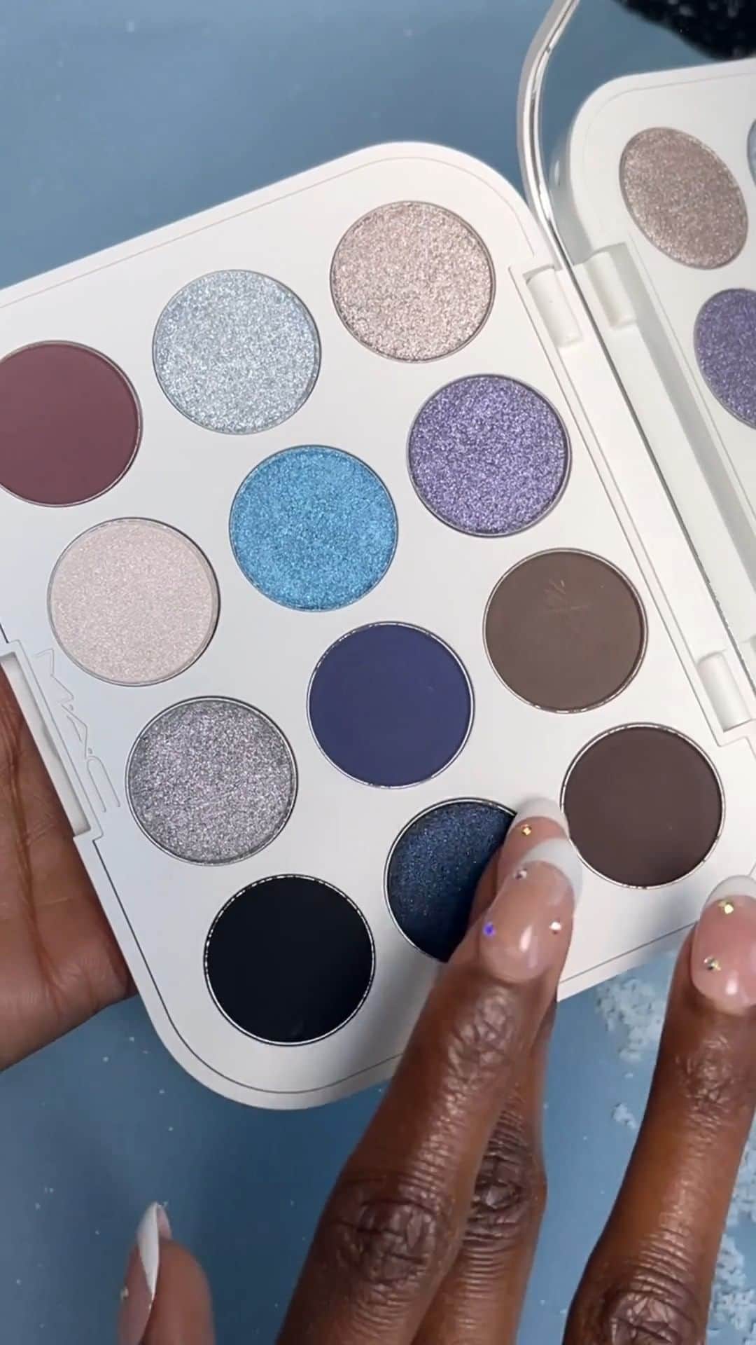 メイクアップアートコスメティックスのインスタグラム：「EYE GIVE M·A·C! Watch us swatch our holiday-exclusive 12-pan Eye Shadow Palette like it’s Snowbody’s Business. #MACHoliday #MACBizarreBlizzardBash」