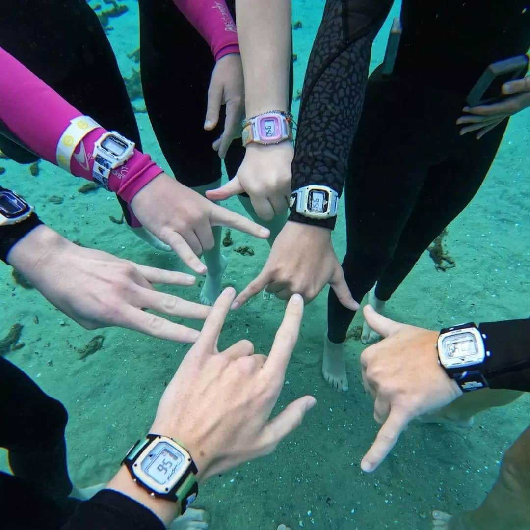 のインスタグラム：「🤿 Rolling deep into Florida's blue springs with the @freestylewatches crew < the only designated watch for all your underwater fun 🌊💯🤙   📷: @owenmatthew_ _ #myfreestylewatch #underwaterphotography #dive #diving #floridalife  #floridabluesprings  #watchoftheday #instagood #watersports #watchaddict」