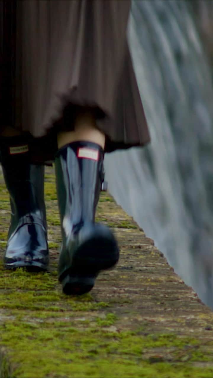 ハンターブーツのインスタグラム：「Take a walk on the adventurous side with #HunterBoots」