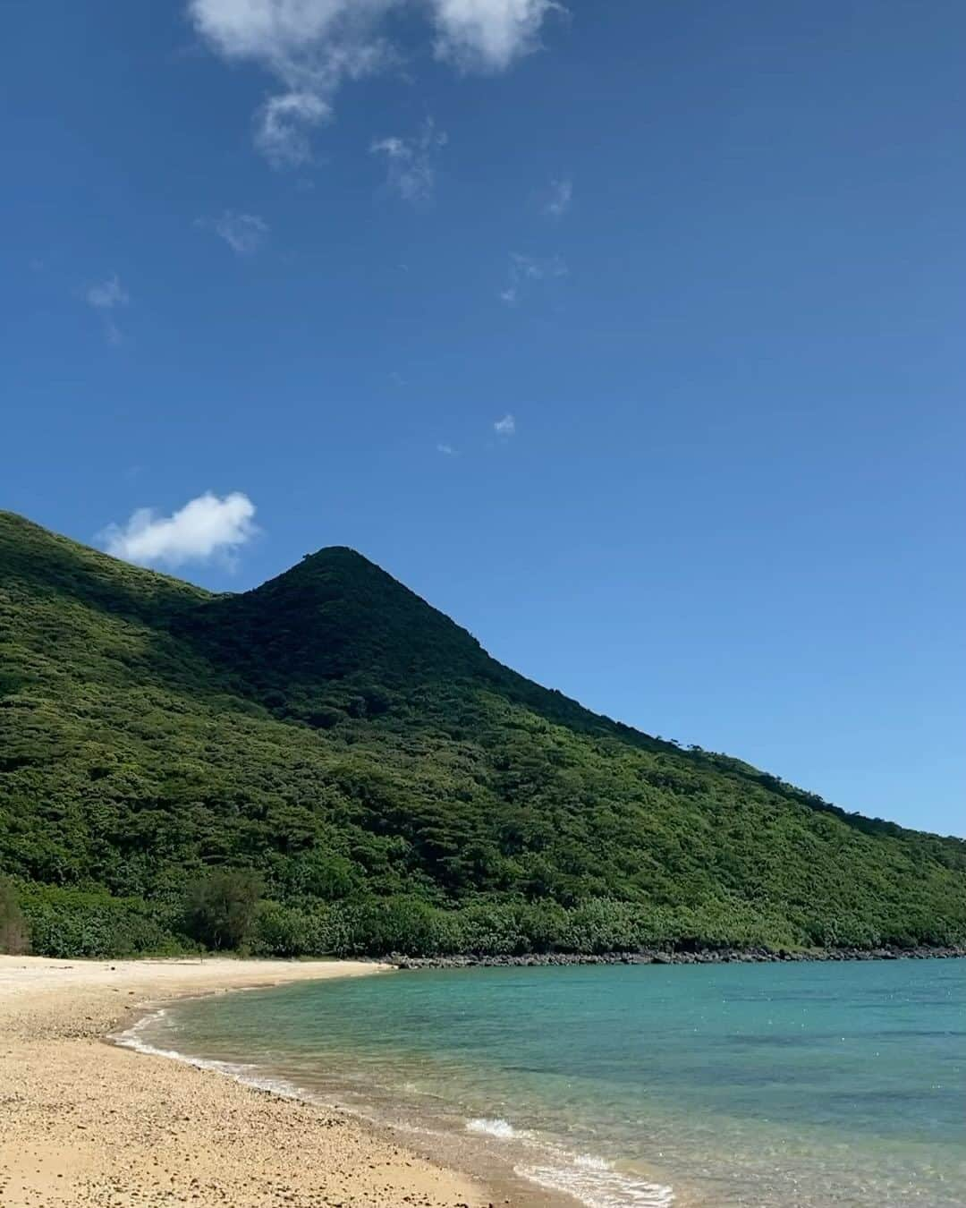 おきなわLikesのインスタグラム：「【久米島特集　2/3回目（観光編）】 はいさ〜い、はいた〜い😚 みなさんグルメ編は楽しんでいただけましたか？  ／ いきなりですが、 久米島3連続特集は、来週（火）最後です🥹 そこで #プレゼント 詳細もお知らせしますよ〜🎁  みなさんのお気に入りor気になるスポット🩷も 是非コメントで教えて下さいね✏️ 当選確率上がるかも⁉️ですぞ😝 ＼  そーのー前に‼️ 今回は #久米島 の観光編ということで、 こころ癒される景色をお届けします🍃 海が好きな人、必見ですぞ🤩  🩵1〜3枚目　※音あり推奨🎵 離島といえば美しいビーチ⛱️ #アーラ浜 は人も少なく、木々と波の音に囲まれて 癒しの時間を過ごせます☺️ まさに #久米島のダイヤモンドヘッド 💎 私は白砂にころがるサンゴや大きな貝殻に テンションがあがりました！ 拾ってあそぶのもすてきな時間です🐚 （綺麗だけど、持ち帰るのはいけないようです☝️）  🩵4〜5枚目 島の外側をぐる〜っと車で走っていると まずみつけたのが #比屋定バンタ ⛰️ バンタは方言で崖という意味なんですと🤓 見晴らしがよく遠くまで続く海が圧巻です🌊 深い青がきれいで気分も晴れますね☀️ 右側遠くに #ハテの浜 もみえますぞ👀  🩵6〜7枚目 そこから車で5分ほどのところにあるのが くねくねした #てぃーだ橋つむぎ橋 です。 まるで海の上を走っているよう！ こんな道路はなかなか本島でもないので わくわくして往復しちゃいました👀 レンタサイクルでゆっくり下っていくのもありかな😚  🩵8枚目 夕方は #イーフビーチ で🫧 寝坊助でサンセットは見れませんでしたが😅 淡い色の海とまっしろの砂がきれいで 心が「無」になれます。 久米島の砂はふわふわで歩くと気もちいいですね！  島で流れる時間はゆったりとしていて 自然なままの景色にこころから癒されます💓 ビーチ行くときは島ぞうり（ビーチサンダル） もっていけばよかったな〜と思いました（笑）  来週につづく😉🩵  ✜ 𖣯 ✜ 𖣯 ✜ 𖣯 ✜ 𖣯 ✜ 𖣯 ✜ 𖣯 ✜ 𖣯 ✜ 𖣯 ✜  沖縄のこと、「ちょっと好き」から「もっと好き」に。  フォローしてね🌺 @okinawa_likes  ✜ 𖣯 ✜ 𖣯 ✜ 𖣯 ✜ 𖣯 ✜ 𖣯 ✜ 𖣯 ✜ 𖣯 ✜ 𖣯 ✜ #沖縄 #okinawa #沖縄旅行 #trip #沖縄好きな人と繋がりたい #okinawa #久米島 #kumeisland #久米島観光 #絶景 #ビーチ好き  #イーフビーチホテル」