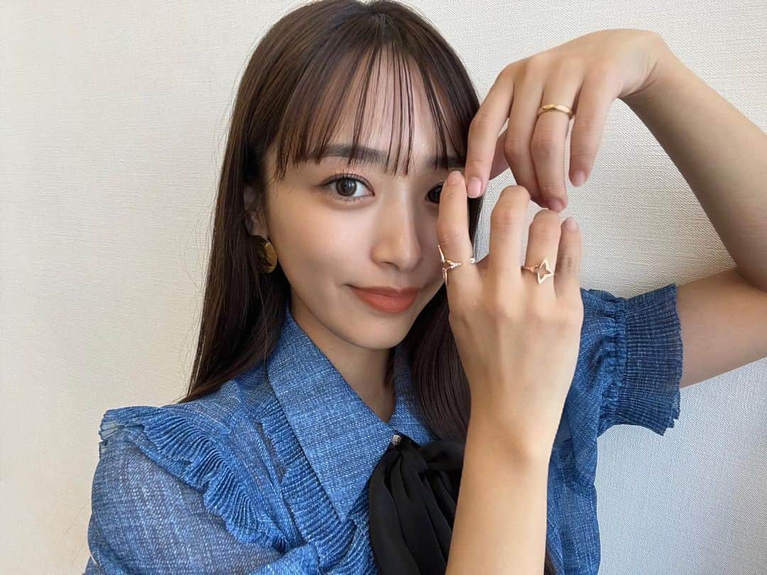 近藤千尋のインスタグラム：「新作のルイ・ヴィトン ブロッサム🤍💍  #LouisVuitton #LVBlossom #LVFineJewelry  久々の自爪だから、 指輪が際立ちます。。🙏😍🩷  今日はラヴィットとドデスカ➕ 生放送でした☺️🤍🤍」