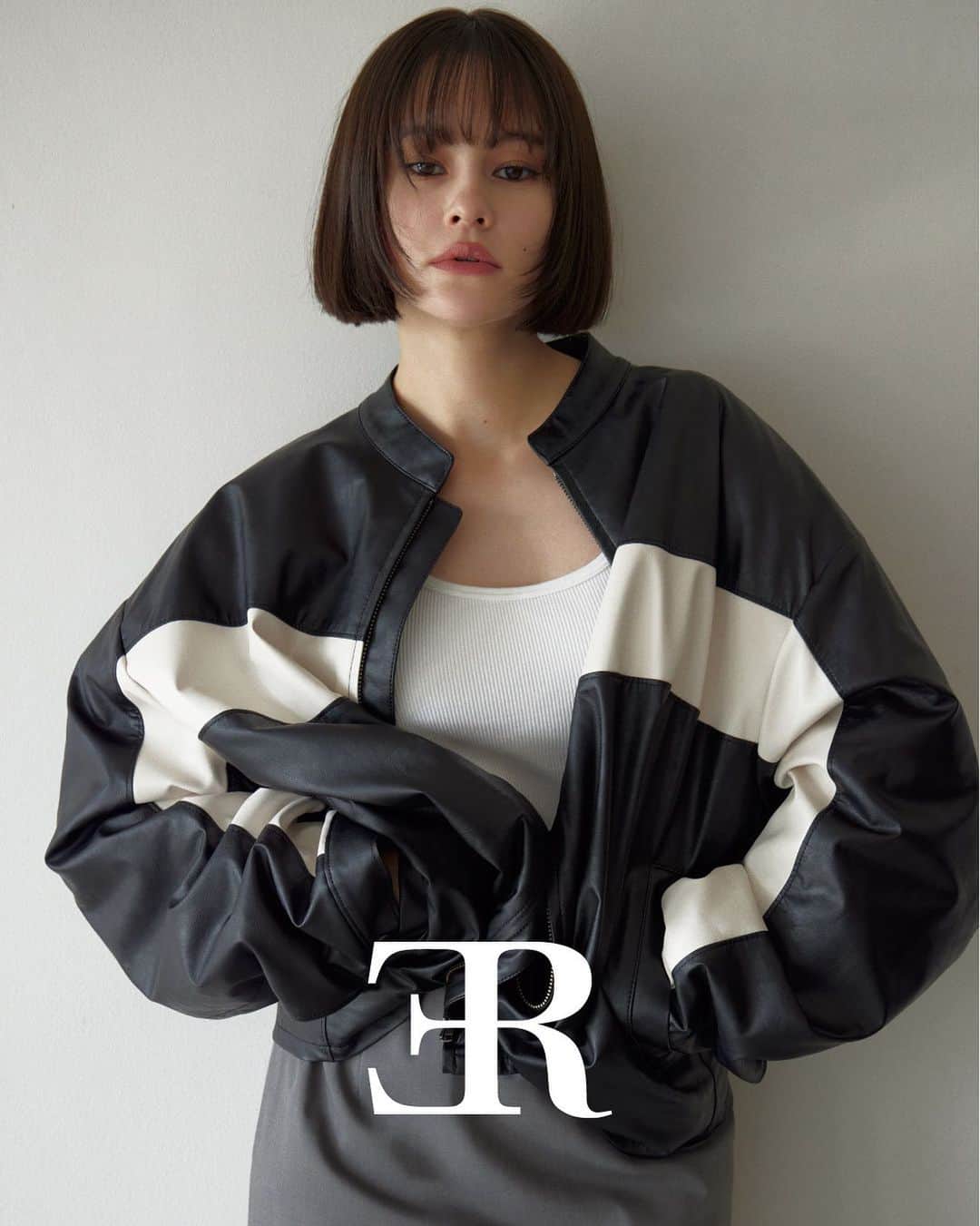 のインスタグラム：「ER new collection 🪩✨ @_er_offi   - ER 2nd collection AW -  ER初となるAW collection 本格アウターからERで人気の高いベロアアイテムなど全13型。 ヨーロッパの様々な国を旅してインスパイアを受けたコレクション。 ディレクター2人がありそうでなかった今まさに着たい服を作りました。どのシーンでも日々の生活に寄り添ってくれるアイテムたちです。 そして今回ER初となるメンズサイズのアイテムも一部展開。  🗒️ POP UP STORE   📍大阪  阪急うめだ本店3階  SomethingGoodStudio（サムシンググッドスタジオ） 10月25日（水）〜10月31日（火） 10：00〜20：00  📍東京　 代官山　東京都渋谷区猿楽町30−3ツインビル代官山A棟2F 11月3日（金）11月4日（土）11月5日（日） 11月3日（金）10：00〜15：00 11月4日（土）10：00〜19：00 11月5日（日）10：00〜18：00  ※今回のPOP UP STOREはチケット制ではございません。 ※開催期間中はどなたでもご来店頂けますが、 東京での開催においてはスペースが限られている為 混雑の際は入場規制をし、お待ち頂く可能性がございます。 予めご了承ください。  ———————————————————————————  #ER_ER_ER @_er_offi」
