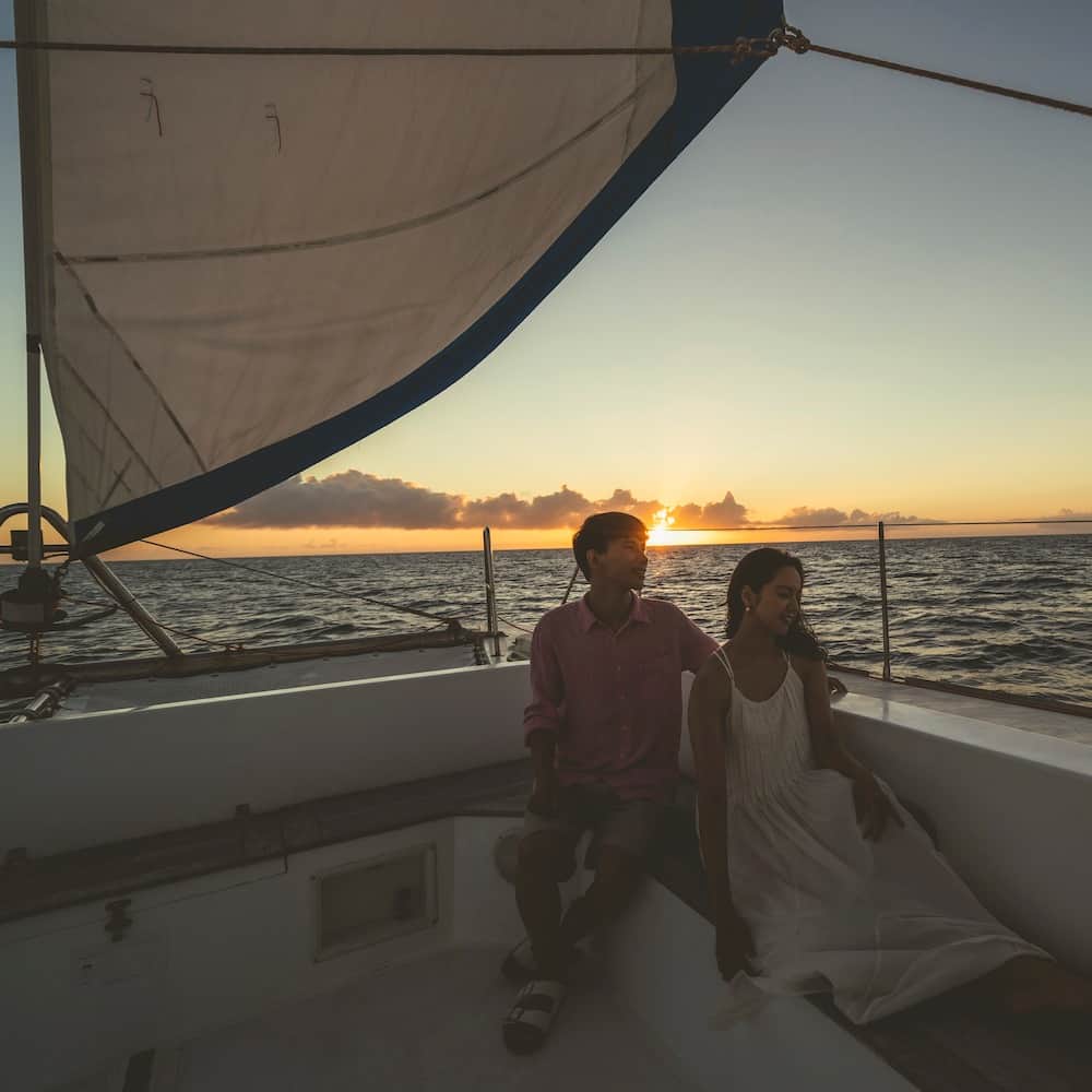 ホテル日航アリビラ 公式Instagramさんのインスタグラム写真 - (ホテル日航アリビラ 公式InstagramInstagram)「. 🧡オレンジの海をヨットで旅するロマンティックタイム🧡  大型ヨット「キラ号」に乗り、風を感じながら夕暮れのアリビラ沖を進んでいくセーリングで、優雅なひとときを過ごしてはいかがでしょうか？✨11月29日までの奇数日に開催中です！  ホテル日航アリビラの前に広がる沖縄本島屈指の透明度を誇る海は、“アリビラブルー”と呼ばれています。沖合いから波打ち際へと向かい、日中はきらめく青のグラデーションを楽しめますが、サンセット時には夕日の輝きで空も海もオレンジに染まります。  ヨットから360度に広がる海のパノラマは、太陽と自然が生み出す色彩の濃淡で刻々と変化します。アリビラ近海から大海原へ航海し、毎日異なる表情を見せるその日しか見れない特別な景色をお楽しみください⛵️  宿泊者の方はもちろん、外来の方もお気軽にご参加くださいませ。  ⛵️サンセットセーリング⛵️ 【催行期間】2023年11月29日まで（奇数日のみ開催） 【所要時間】1時間、1ドリンク付き 【出航時間】日没時間により変動します。ホームページ「本日の催行状況」をご確認ください。 【料金】宿泊者料金　大人4,000円／小人2,100円（4歳～小学生）、外来料金　大人4,500円／小人2,600円（4歳～小学生） ※料金は消費税込みとなります。 ※定員12名（最少催行人員2名）  ※参加対象4歳以上（小学生以下保護者同伴） ※天候・海洋状況（潮の干満等）により、変更または中止となる場合がございます。必ず事前にご確認いただきますようお願い申し上げます。  🔎詳しくはこちら👀 https://www.alivila.co.jp/activity/archive/487/  #ホテル日航アリビラ #アリビラ #リゾート #沖縄リゾートホテル #アリビラブルー #アリビラ時間 #ニライビーチ #沖縄 #沖縄旅行 #沖縄観光 #沖縄絶景 #女子旅 #沖縄ホテル #オーシャンビューホテル #読谷 #読谷村 #沖縄プール #記念日旅行 #誕生日旅行 #カップル旅行 #夫婦旅行 #マリンアクティビティ #セーリング #サンセット #ヨット #夕日」10月6日 19時00分 - hotelnikkoalivila