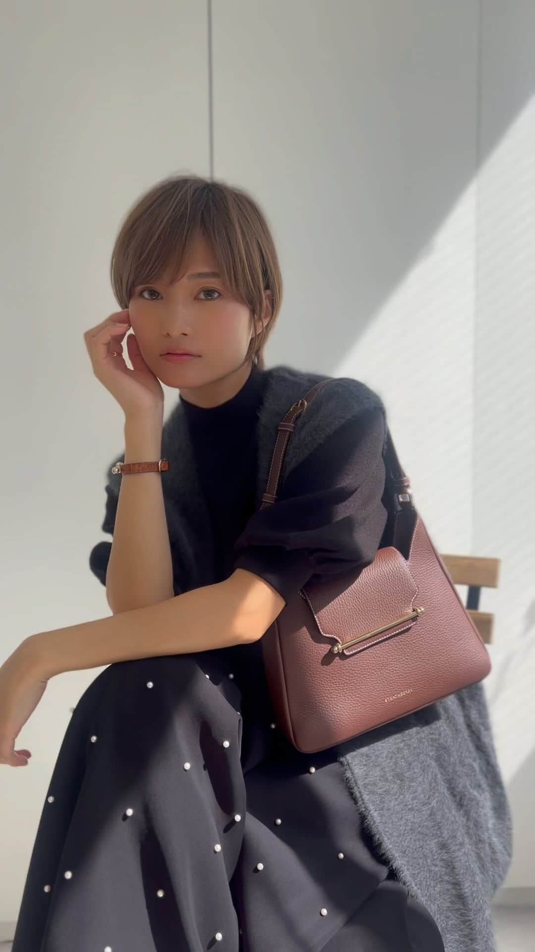 林まきのインスタグラム：「バッグとブレスレットはお揃い @strathberry 👜 @tsurubymarikooikawa のお気に入りスカートと🖤 柔らかい本革は上品で使いやすく、落ち着いたブラウンとゴールドの金具がお気に入り。 #strathberry #leatherbag #大人ファッション #大人カジュアルコーデ #大人女子コーデ #大人ショート #ハンサムショート女子 #ストラスベリー」