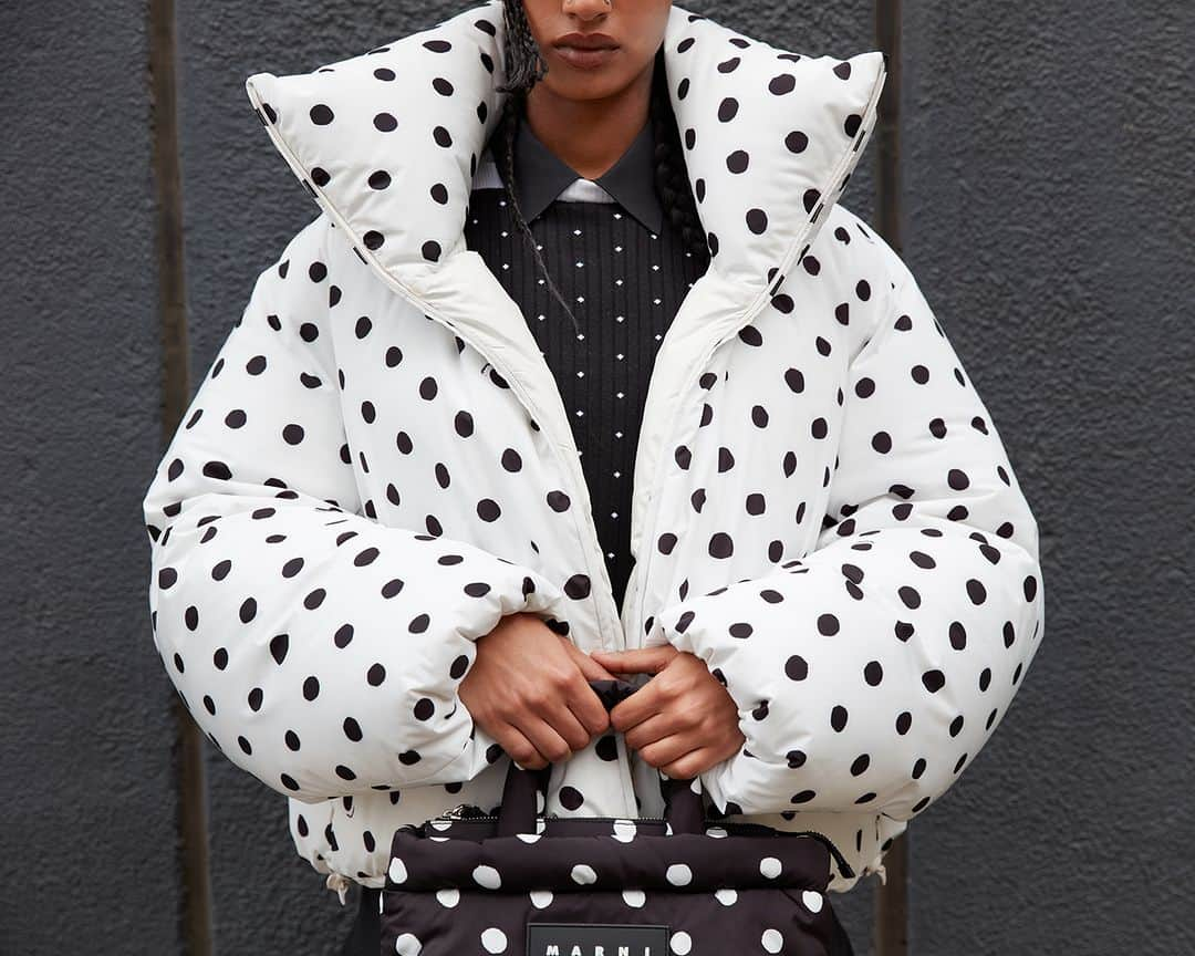 マルニのインスタグラム：「Marni explores the playful symbiosis between man and nature with futuristic garments and puffer jackets born from the collaboration between Francesco Risso @asliceofbambi and the Chinese designer Dingyun Zhang @dingyun_zhang. The abstraction of bubbles inspires organic and airy shapes, enhanced by delicate knitwear. The vulnerability hidden behind a superhuman appearance, notes of visionary beauty are seen through the unfiltered and empathic lens of Jim Goldberg.   #MarniFW23Vol2 available online and in stores.   Photography: Jim Goldberg @goldbergjim @dobedorepresents @magnumphotos Casting: @goodcatch_ Hair: @mikeogorman_ Production: @DoBeDoRepresents @roscoproduction」