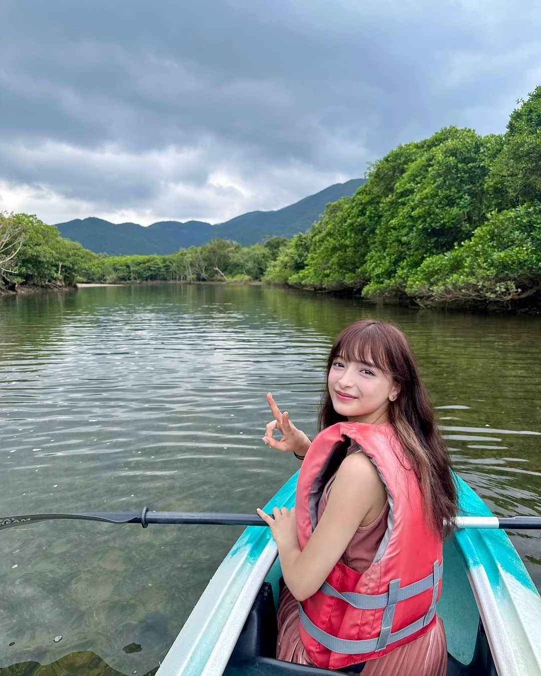 マリナさんのインスタグラム写真 - (マリナInstagram)「𓈒𓂂𓏸‪ 「鹿児島県離島撮り巡り」を見て、奄美大島に行っていっぱい遊んできた〜!🐢  ウミガメシュノーケリングをしてウミガメと泳いだり、夢おりの郷で泥染め体験をさせてもらって自分だけのTシャツ作ったり、マングローブカヌーに行ってまったりしたり、、💭🩵  ご飯は郷土料理を食べに鳥しんさんに行って鶏飯を食べたよ！優しい味ですごく美味しかった☺︎  夜カフェは店内に噴水のある貴望さん⛲️ まったりできる空間でボリュームのあるパフェを食べてすごく贅沢な時間だった〜՞⸝⸝ᵒ̴̶̷ 𓈞 ᵒ̴̶̷⸝⸝՞♡  また行きたいな〜🐾  #PR #かごしま宝箱　#鹿児島　#奄美大島　#旅行」10月6日 19時00分 - marina1103333