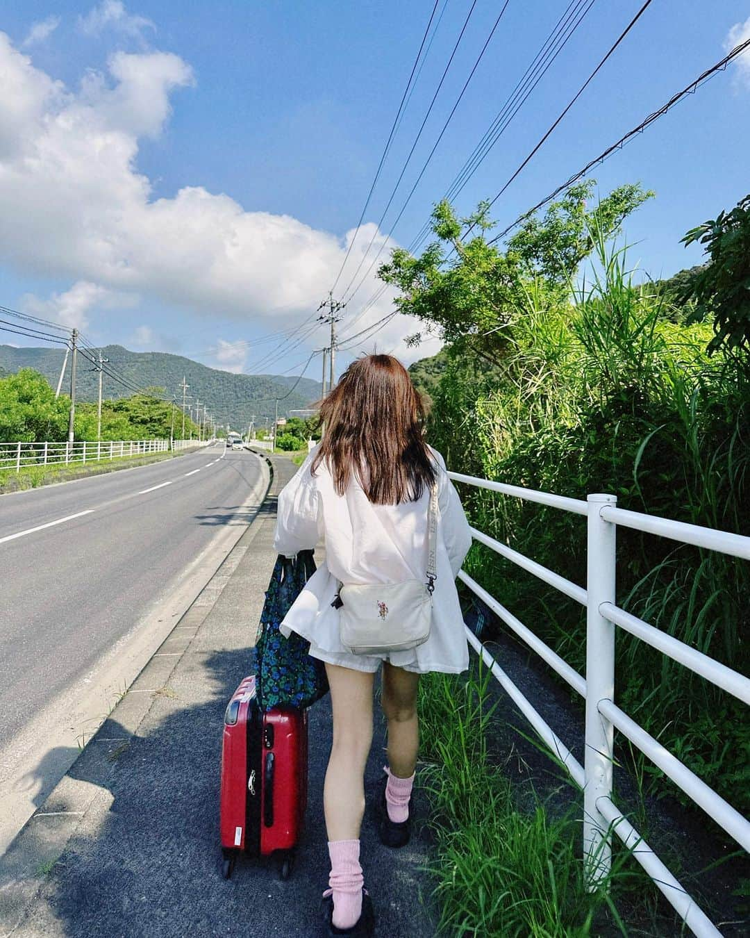 マリナさんのインスタグラム写真 - (マリナInstagram)「𓈒𓂂𓏸‪ 「鹿児島県離島撮り巡り」を見て、奄美大島に行っていっぱい遊んできた〜!🐢  ウミガメシュノーケリングをしてウミガメと泳いだり、夢おりの郷で泥染め体験をさせてもらって自分だけのTシャツ作ったり、マングローブカヌーに行ってまったりしたり、、💭🩵  ご飯は郷土料理を食べに鳥しんさんに行って鶏飯を食べたよ！優しい味ですごく美味しかった☺︎  夜カフェは店内に噴水のある貴望さん⛲️ まったりできる空間でボリュームのあるパフェを食べてすごく贅沢な時間だった〜՞⸝⸝ᵒ̴̶̷ 𓈞 ᵒ̴̶̷⸝⸝՞♡  また行きたいな〜🐾  #PR #かごしま宝箱　#鹿児島　#奄美大島　#旅行」10月6日 19時00分 - marina1103333