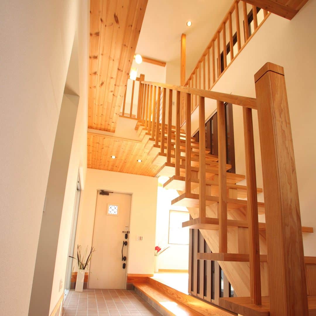 勝美住宅さんのインスタグラム写真 - (勝美住宅Instagram)「【スケルトン階段の魅力】 . スケルトン階段とは 構造を支える骨組みと段板だけで つくられた階段のこと。 蹴込み板がないために 階段の向こう側もみえるデザインとなっています。 このため、ストリップ階段と呼ばれることもあります。 . スケルトン階段は光や空気の流れを遮らないため 開放感のある室内をつくることができ、 家族のコミュニケーションも取りやすい といったメリットも。 なによりも、カッコいいですよね。 . 玄関ホールにスケルトン階段を活用すれば 2階からの光を取り入れる事で、 暗くなりがちな空間もスッキリと 明るくさせることができます。  施行事例を参考に、 スケルトン階段のある住まいを ご検討してみてはいかがでしょう。 ご不明点は勝美住宅の設計士にお気軽にご相談ください！ . ＊＊＊＊＊＊＊＊＊＊＊＊＊＊＊＊ . #住まい #家 #家づくり #注文住宅 #新築 #戸建て #デザイン #インテリア #雑貨 #勝美住宅 #明石 #垂水 #加古川 #姫路 #house #建築 #interior #architecture #マイホーム計画 #スケルトン階段 #ストリップ階段 #玄関ホール . ＊＊＊＊＊＊＊＊＊＊＊＊＊＊＊＊ 永く健康で住むことができるように 家をつくることはとても大切です。 . 冬暖かく夏涼しい家を考えることは 人の健康だけでなく住まいの長持ちに つながります。 . KATSUMIでは「暮らし」を豊かにする 住まいづくりを大切にしています。 . 理想の住まいのイメージを探してみてください。 @katsumi_jyutaku . KATSUMIのLINE公式アカウントにて 友だち限定のWeb版施工事例カタログを公開しております。 もしよろしければ、下記リンクから友だち登録の上、ご覧ください。 https://lin.ee/SVuoeuVP . ＊＊＊＊＊＊＊＊＊＊＊＊＊＊＊＊ 株式会社勝美住宅 本社：明石市花園町2-2 . ＼各拠点にモデルハウスあります／ 支店：垂水店・加古川店・姫路店・大津出張所 . ----施工エリア---- 神戸市西区、垂水区、明石市、加古川市、高砂市、姫路市、加古郡、小野市、揖保郡、たつの市、相生市、赤穂市」10月6日 19時00分 - katsumi_jyutaku