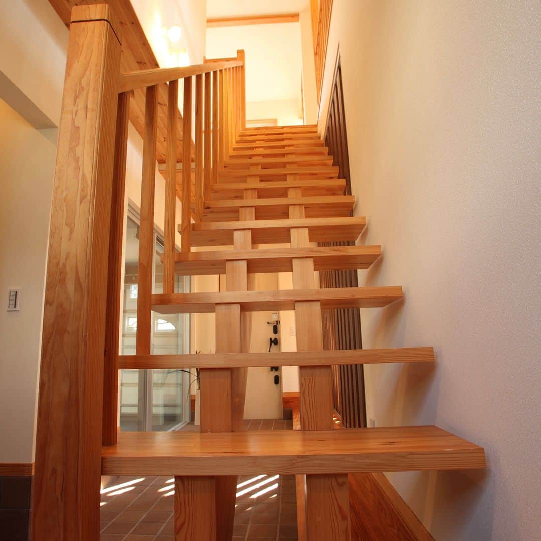 勝美住宅さんのインスタグラム写真 - (勝美住宅Instagram)「【スケルトン階段の魅力】 . スケルトン階段とは 構造を支える骨組みと段板だけで つくられた階段のこと。 蹴込み板がないために 階段の向こう側もみえるデザインとなっています。 このため、ストリップ階段と呼ばれることもあります。 . スケルトン階段は光や空気の流れを遮らないため 開放感のある室内をつくることができ、 家族のコミュニケーションも取りやすい といったメリットも。 なによりも、カッコいいですよね。 . 玄関ホールにスケルトン階段を活用すれば 2階からの光を取り入れる事で、 暗くなりがちな空間もスッキリと 明るくさせることができます。  施行事例を参考に、 スケルトン階段のある住まいを ご検討してみてはいかがでしょう。 ご不明点は勝美住宅の設計士にお気軽にご相談ください！ . ＊＊＊＊＊＊＊＊＊＊＊＊＊＊＊＊ . #住まい #家 #家づくり #注文住宅 #新築 #戸建て #デザイン #インテリア #雑貨 #勝美住宅 #明石 #垂水 #加古川 #姫路 #house #建築 #interior #architecture #マイホーム計画 #スケルトン階段 #ストリップ階段 #玄関ホール . ＊＊＊＊＊＊＊＊＊＊＊＊＊＊＊＊ 永く健康で住むことができるように 家をつくることはとても大切です。 . 冬暖かく夏涼しい家を考えることは 人の健康だけでなく住まいの長持ちに つながります。 . KATSUMIでは「暮らし」を豊かにする 住まいづくりを大切にしています。 . 理想の住まいのイメージを探してみてください。 @katsumi_jyutaku . KATSUMIのLINE公式アカウントにて 友だち限定のWeb版施工事例カタログを公開しております。 もしよろしければ、下記リンクから友だち登録の上、ご覧ください。 https://lin.ee/SVuoeuVP . ＊＊＊＊＊＊＊＊＊＊＊＊＊＊＊＊ 株式会社勝美住宅 本社：明石市花園町2-2 . ＼各拠点にモデルハウスあります／ 支店：垂水店・加古川店・姫路店・大津出張所 . ----施工エリア---- 神戸市西区、垂水区、明石市、加古川市、高砂市、姫路市、加古郡、小野市、揖保郡、たつの市、相生市、赤穂市」10月6日 19時00分 - katsumi_jyutaku