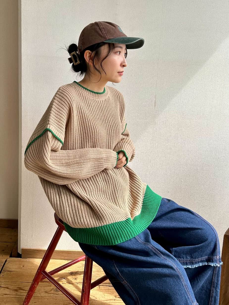 のインスタグラム：「. ＼📣 NEW ITEM ／  テクニックいらずにこなれる◎  肩部分の切り替えや配色デザインが 重ね着しているような奥行きを演出！ 簡単にこなれる配色ニットは、 秋冬の毎日のスタイリングに活躍します🛹  バイカラー 畦編みニット 🔎2300529 ¥4,990  着用staff ろい 162cm」