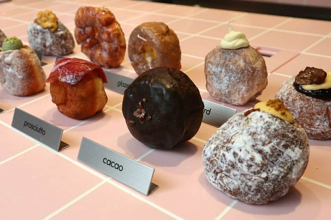レッツエンジョイ東京のインスタグラム：「行列のできる生ドーナツ専門店の新店舗🍩✨  9/16(土)、「Iʼm donut ? omotesando」がオープン！ 独自配合で作られた「生ドーナツ」が話題の「Iʼm donut ?」は、中目黒をはじめ渋谷、原宿、福岡に展開。今回オープンの表参道店は5店舗目です。  表参道店では10種類のドーナツをテイクアウト専用で販売。看板商品の「アイムドーナツ」をはじめ、「焼き栗ベリーカスタード」と「キーマサラダドーナツ」などの店舗限定フレーバーも！  なくなり次第終了となるので、お目当てがある方はお早めに😉  🔸Iʼm donut ? omotesando @i.m.donut 📍東京都港区北青山3-5-18 🚉表参道  #レッツエンジョイ東京 #おでかけ #おでかけスポット #imdonut #アイムドーナツ #donut #donuts #ドーナツ #ドーナツ専門店 #ドーナツ屋さん #ドーナツ好き #東京スイーツ #東京ドーナツ #表参道スイーツ #表参道ドーナツ #渋谷ドーナツ #渋谷スイーツ  #原宿ドーナツ #東京テイクアウト #表参道 #🍩 #スイーツ #ドーナッツ #生ドーナツ」