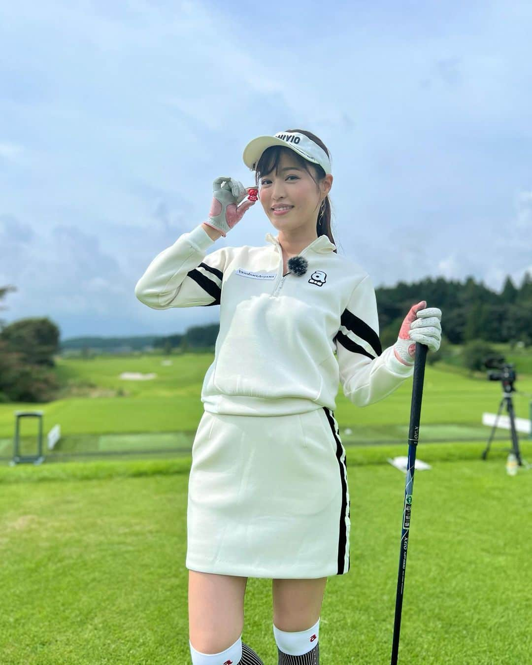 高橋としみのインスタグラム：「先日の撮影コーデ⛳️⛳️  全身　@archivio.official   もうすっかり秋ですね😊 今くらいの気候が1番好き✨  マーカーのクマさんが バイザーからピコっと🐻 めっちゃ可愛い✨✨  #ゴルフ#ゴルフ女子#アルチビオ#archivio #ゴルフ好きと繋がりたい #golf#ゴルフウェア#ゴルフコーデ」