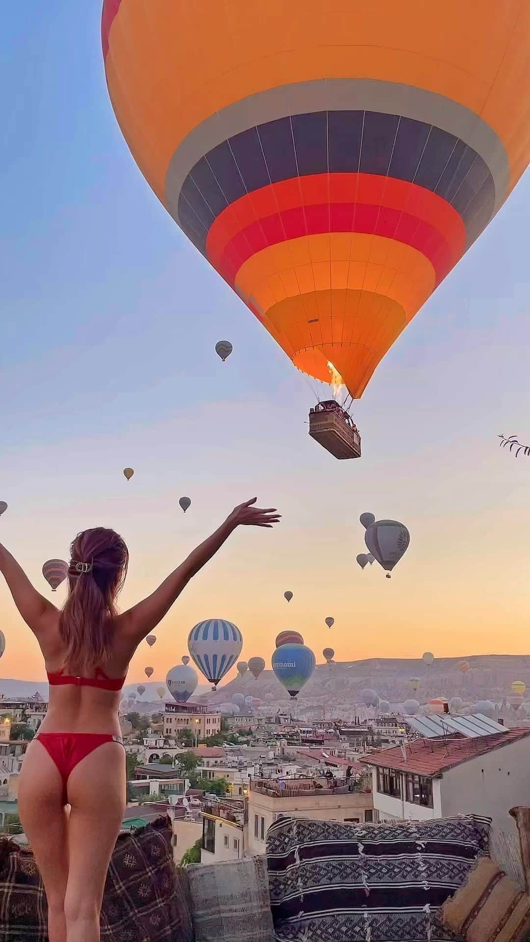 myumyuのインスタグラム：「📍Cappadocia, Turkey  気球乗ってる人の話し声が聞こえるくらい近かった🎈 なんなら気球の操縦士さんに話かけられた😂 . . . . . . . . . . . . . . . . . . . . . #Türkiye#Turkey#turkeytravel#turkey🇹🇷#Cappadocia#cappadociaturkey#cappadociaballoon#traveler#travelawesome#travelgram#traveltheworld#balloons#bikinigirl#トルコ#トルコ旅行#カッパドキア#カッパドキアの熱気球#気球#海外旅行#海外旅行好きな人と繋がりたい#旅行#海外旅行大好き#ビキニ女子#旅スタグラム」