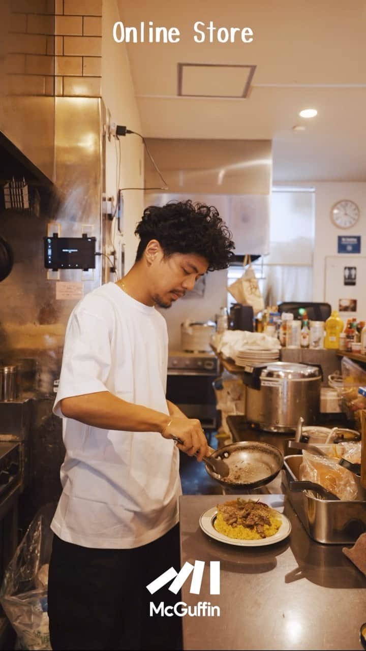 のインスタグラム：「⚡McGuffin公式グッズ販売⚡  【McGuffin公式 Tシャツ (WHITE) 販売中！】 NEW NEW YORK CLUBを舞台としたコンセプト動画  McGuffinが手掛けるマーチャンダイジングブランド 『Editorial Collective 』が始動！   第一弾はTシャツ以外にもロンT、バッグ、パックT、ソックスなど様々な商品を用意！   販売サイトは プロフィール欄のURLをチェック！  男女兼用  着用サイズ　  男性モデルXL   各アイテムの着用モデルはMcGuffinとゆかりのある ショップ、ミュージシャン、クルーに出演頂きました！   ◯Special Thanks  『NEW NEW YORK CLUB』  URL： http://newnewyorkclub.com/  IG： @newnewyorkclub_jiyugaoka  　　　@newnewyorkclub_nakameguro   モデル： @yusuke_frkd    #mcguffin #fashion #brandnewdays. #ファッション #hiphop #rap #street #hairstyle #hairsalon」