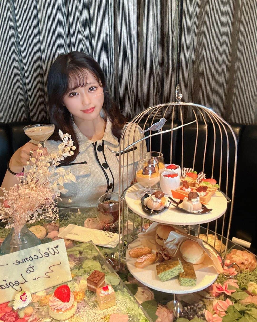 しほっちさんのインスタグラム写真 - (しほっちInstagram)「📍レギャン東京　 ⁡ 渋谷の駅近、cocotiビルの最上階にある 【レギャン東京】でアフタヌーンティーしてきました！ 渋谷の景色が一望できて良い立地だし、プールもあって素敵だった🙆 ⁡ いちごとシーズンフルーツを使った見た目も鮮やかなスイーツ🍰 セイボリーもボリュームあって、バランスよく食べれた♡  あと案内されたテーブルがとっても素敵だった💓 フラワーテーブルになっていて、色鮮やかなお花がテーブルに敷き詰められてて料理も一段と綺麗に見えた🤩 ⁡ ハロウィン限定のプランもあるみたいなので、 また行ってみたいな〜〜👻🎃 ⁡ 私が食べたメニューはこちら👇  ⭐︎シーズンドリンク ⭐︎メッセージ付きフラワープレート ⭐︎スイーツ ・ 渋皮栗と南瓜のキャラメルプリン ・マロンムース～スプーン仕立て～ ・栗と苺のモンブランタルトレット　柚子風味 ・苺とミルクチョコの生チョコタルト ・赤ぶどうと苺の2層ジュレ  ⭐︎セイボリー ・照り焼きチキンと卵のミニバーガー ・サーモンクリームチーズのエクレア ・自家製キッシュ ・きのことサラミのピンチョス ・さつまいものスコーン ・自家製ピクルス ・本日のスープ  ⭐︎身体に嬉しい効果のあるハーブティー全10種（おかわり自由） （紅茶3種＋ノンカフェイン紅茶7種） ・レモングラスティー ・エルダーフラワーティー ・ローズレッドティー ・カモミールジンジャー ・アップルティー ・ローズヒップスウィート ・煎茶抹茶 ・ルイボスミントティー ・アールグレイティー ・バタフライピー  #PR #レギャントーキョー  #渋谷カフェ #渋谷スイーツ  #アフタヌーンティー #渋谷女子会」10月6日 20時00分 - shihochi_xx