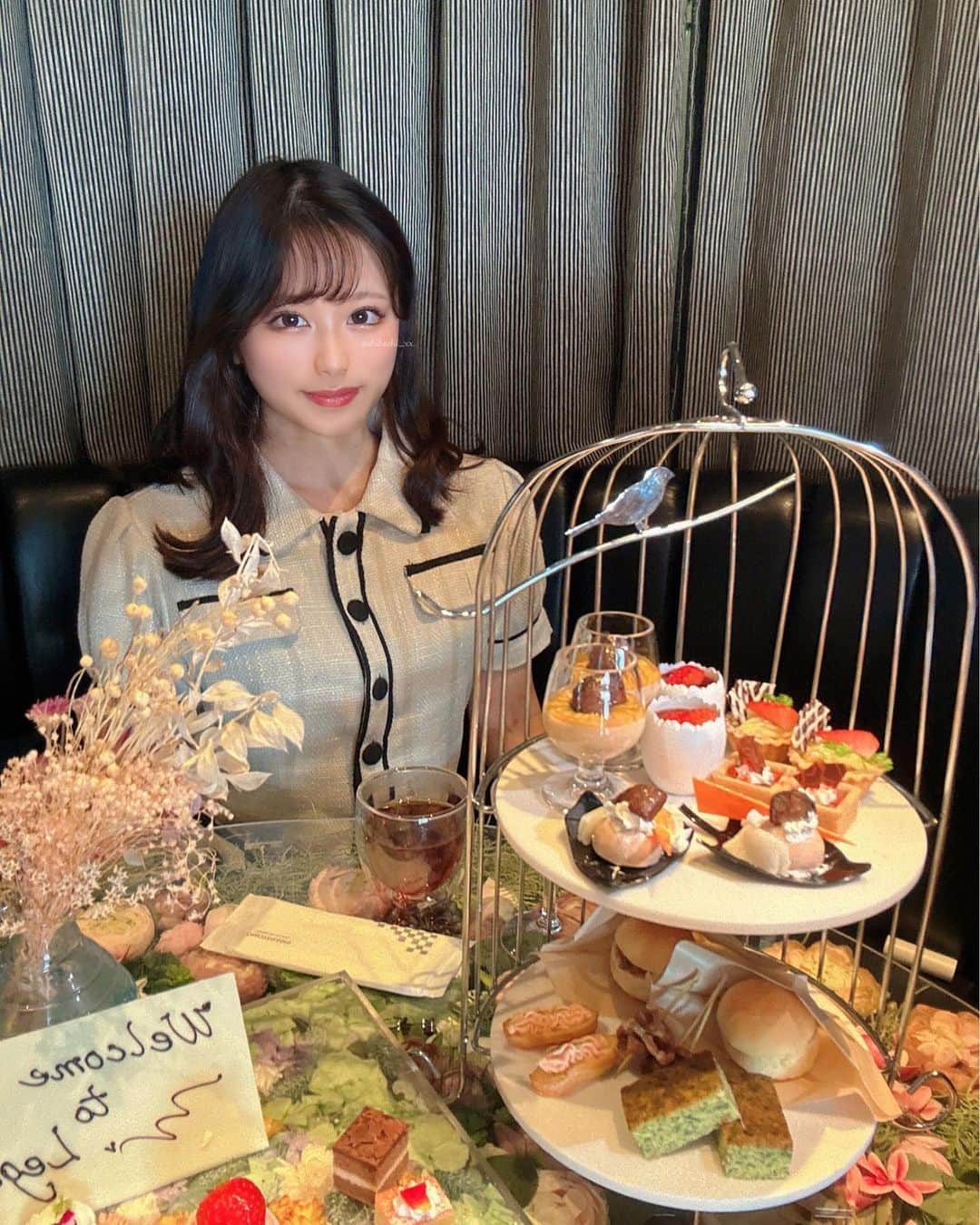 しほっちさんのインスタグラム写真 - (しほっちInstagram)「📍レギャン東京　 ⁡ 渋谷の駅近、cocotiビルの最上階にある 【レギャン東京】でアフタヌーンティーしてきました！ 渋谷の景色が一望できて良い立地だし、プールもあって素敵だった🙆 ⁡ いちごとシーズンフルーツを使った見た目も鮮やかなスイーツ🍰 セイボリーもボリュームあって、バランスよく食べれた♡  あと案内されたテーブルがとっても素敵だった💓 フラワーテーブルになっていて、色鮮やかなお花がテーブルに敷き詰められてて料理も一段と綺麗に見えた🤩 ⁡ ハロウィン限定のプランもあるみたいなので、 また行ってみたいな〜〜👻🎃 ⁡ 私が食べたメニューはこちら👇  ⭐︎シーズンドリンク ⭐︎メッセージ付きフラワープレート ⭐︎スイーツ ・ 渋皮栗と南瓜のキャラメルプリン ・マロンムース～スプーン仕立て～ ・栗と苺のモンブランタルトレット　柚子風味 ・苺とミルクチョコの生チョコタルト ・赤ぶどうと苺の2層ジュレ  ⭐︎セイボリー ・照り焼きチキンと卵のミニバーガー ・サーモンクリームチーズのエクレア ・自家製キッシュ ・きのことサラミのピンチョス ・さつまいものスコーン ・自家製ピクルス ・本日のスープ  ⭐︎身体に嬉しい効果のあるハーブティー全10種（おかわり自由） （紅茶3種＋ノンカフェイン紅茶7種） ・レモングラスティー ・エルダーフラワーティー ・ローズレッドティー ・カモミールジンジャー ・アップルティー ・ローズヒップスウィート ・煎茶抹茶 ・ルイボスミントティー ・アールグレイティー ・バタフライピー  #PR #レギャントーキョー  #渋谷カフェ #渋谷スイーツ  #アフタヌーンティー #渋谷女子会」10月6日 20時00分 - shihochi_xx