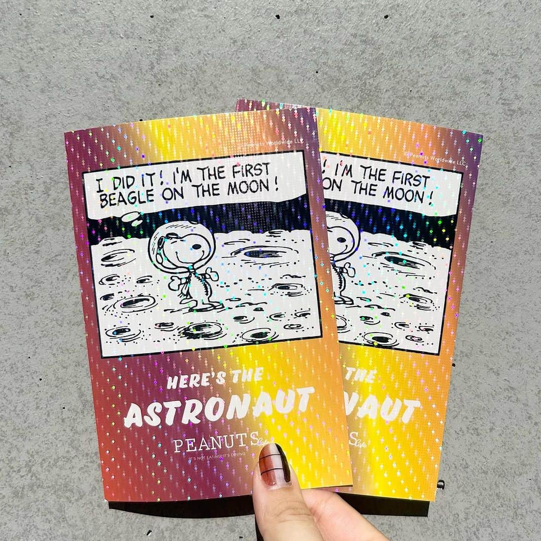 のインスタグラム：「【COMING SOON】 \ 期間限定 / PEANUTS Cafeをご利用のお客様にアストロノーツがデザインされたポストカードをプレゼント！  PEANUTS Cafeで税込3,300円以上お買い上げのお客様に、シーズンフェア第三弾“アストロノーツ”にちなんだデザインのホログラム仕様のポストカードをプレゼントいたします！  ‐期間 2023年10月10日(火)～ ※無くなり次第終了となります。 ※飲食、物販、テイクアウト利用が対象  -対象店舗  PEANUTS Cafe 全店舗 PEANUTS DINER 神戸 ※オンラインショップ対象外  店舗の詳細は @peanutscafe_tokyo トップのリンクより、HPショップページにてご確認ください。」