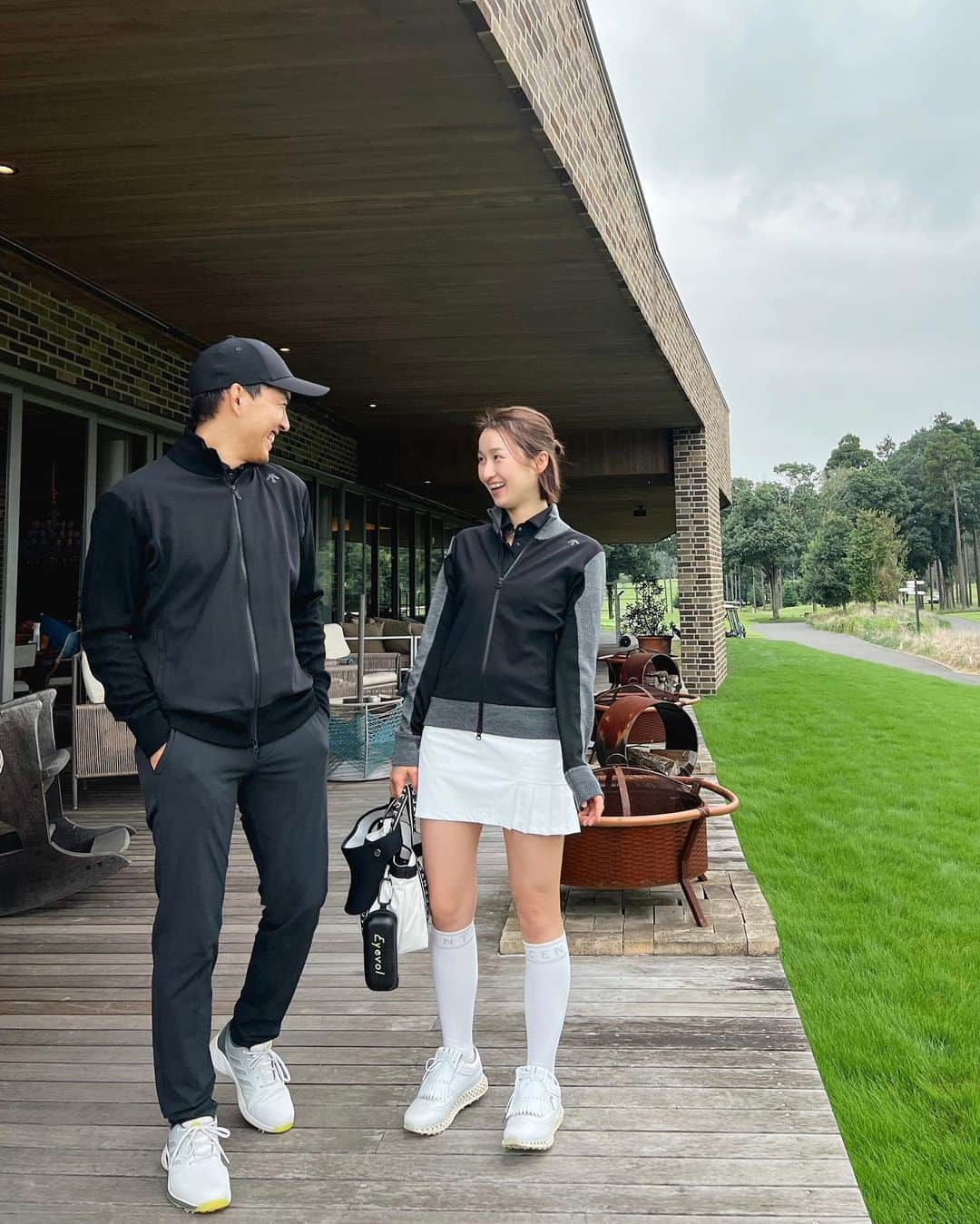 西野沙瑛のインスタグラム：「- 久しぶりに夫とラウンドだったので、ペアコーデ⛳️  @descentegolf.jp のプレミアムアスリートウェア 「g-arc collection」から新しくレディースモデルが出たので、 着てみました🤍  着た瞬間にわかる着心地の良さ◎ 家で試着した時、「なにこれ？着てないみたい！すごい！」と 騒ぎました笑  このニットジャケットは、 毛玉がつきやすい場所は毛玉になりにくい素材を使ったり、 伸縮性のある素材を使い分けたり、とにかく考えられてる！ 素材から自社開発してるからこそ こんなに着心地のいいウェアが作れるんだなぁと納得。 デザインも着心地も追求し続けていて、 デサントゴルフには毎シーズン感動させられる🥺  デザインでウェア選ぶことが多いと思うけど、 ぜひこのウェアのこだわりをみんなにも体感して欲しいと 思いました！！  #PR #ゴルフ女子 #ゴルフ男子 #ゴルフコーデ #スポーツ女子  #ゴルフウェア #スポーツ #golf #골프 #골프스타그램 #골프장 #라운드 #골프스윙 #골프사랑 #골프레슨 #아이언샷 #스크린골프  #golfstagram #golfswing #girlsgolf #golfer #ママゴルファー」