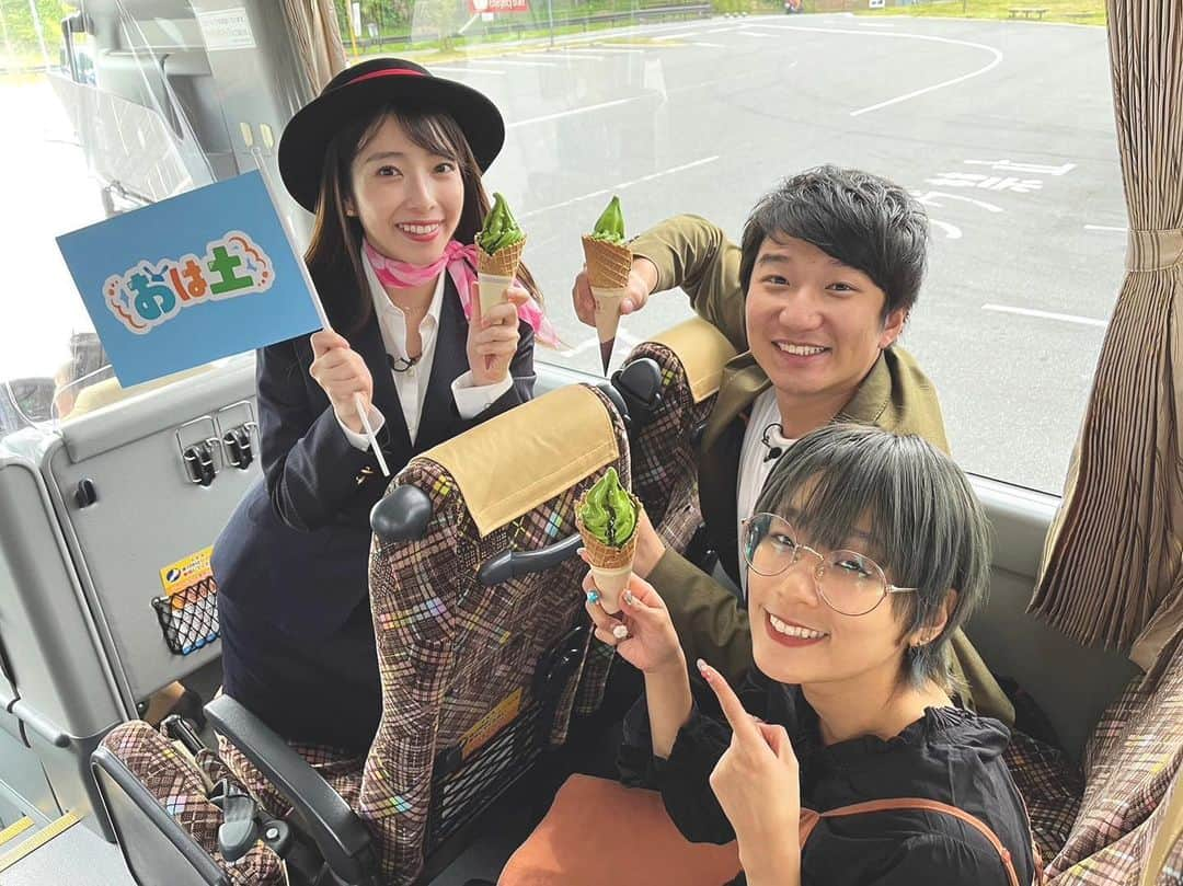 小椋寛子のインスタグラム：「おは土特選バスツアー🚌 福井アナウンサーとちろるちゃんと美味しいものいっぱい食べました🤤✨ 明日のおは土ご覧ください😊  #おは土 #おはよう朝日土曜日です #ABCテレビ #バスツアー #日本旅行 さん #バスガイド #福井治人 #アナウンサー #翠星チークダンス #ちろる ちゃん」