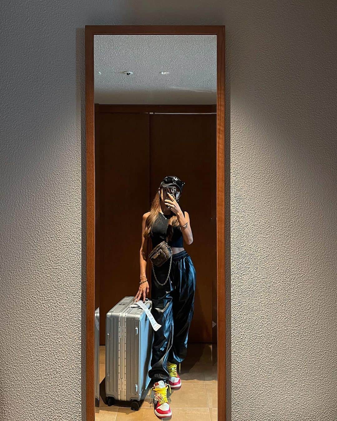 MIWAのインスタグラム：「travel style ..🖤🗝️ ㅤㅤㅤㅤㅤㅤㅤㅤㅤㅤㅤㅤㅤ ㅤㅤㅤㅤㅤㅤㅤㅤㅤㅤㅤㅤㅤ 泊まったホテルも良すぎました🧼🤍 スタッフさんにはお世話になりました。笑 ㅤㅤㅤㅤㅤㅤㅤㅤㅤㅤㅤㅤㅤ 少し沖縄の投稿続きます🌿 ㅤㅤㅤㅤㅤㅤㅤㅤㅤㅤㅤㅤㅤ #沖縄旅行#那覇#okinawa #旅行コーデ#jordan#スニーカーコーデ  #モード系ファッション#ootd#fashion」