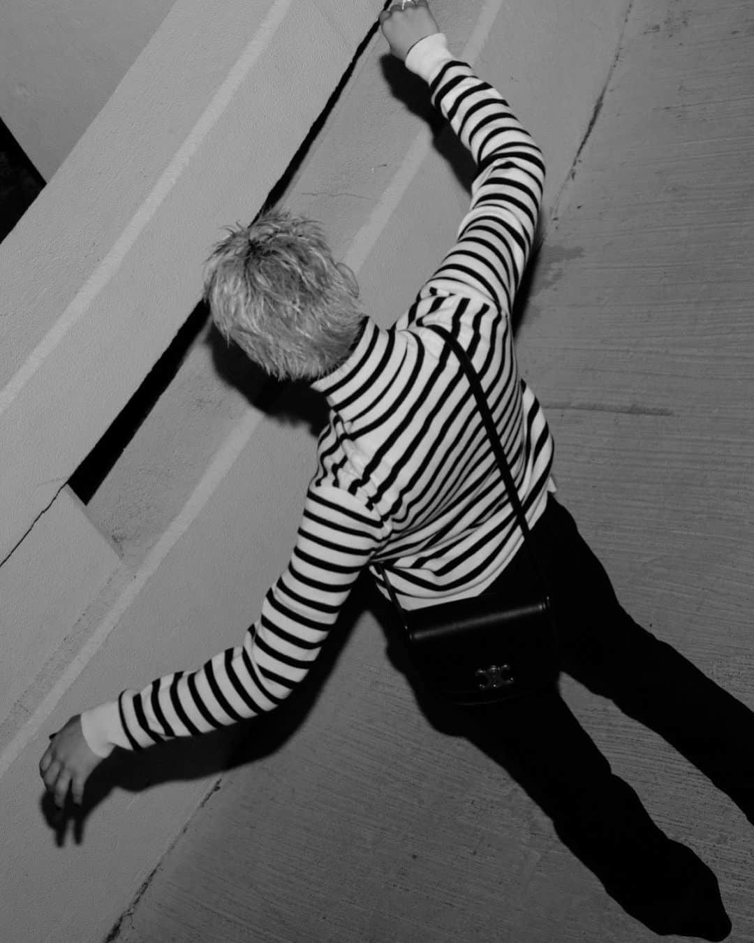 井上大和さんのインスタグラム写真 - (井上大和Instagram)「CELINE   セリーヌのアイコンバッグである「TRIOMPHE（トリオンフ）」がメンズから初登場。丸みを帯びたBESACE（ブザス）シェイプで、柔らかいカーフスキン素材のショルダーバッグです💎  #CELINEHOMME  #SUPPORTEDBYCELINE @celine  h&m @nobusawahitoshi  photographer @ko_ta_s」10月6日 19時12分 - yamatoinoue__0612