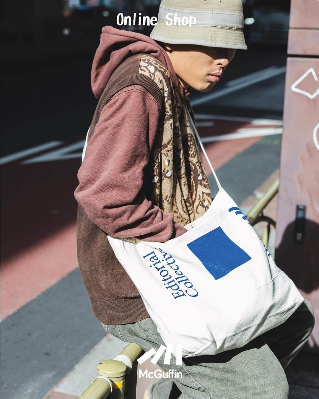 McGuffinさんのインスタグラム写真 - (McGuffinInstagram)「⚡McGuffin公式グッズ販売⚡  【McGuffin公式 バッグ販売中！】 編集部中村が着用！  McGuffinが手掛けるマーチャンダイジングブランド 『Editorial Collective 』が始動！  第一弾はバッグ以外にもTシャツ、パックT、ソックスなど様々な商品を用意！  両面に青と白の デザインが入ります   販売サイトは プロフィール欄のURLをチェック！  　 モデル： @_aymas   #mcguffin #fashion #brandnewdays. #ファッション #hiphop #rap #street #hairstyle #hairsalon」10月6日 19時13分 - mcguffin_official