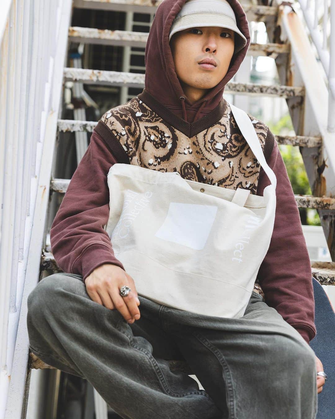 McGuffinさんのインスタグラム写真 - (McGuffinInstagram)「⚡McGuffin公式グッズ販売⚡  【McGuffin公式 バッグ販売中！】 編集部中村が着用！  McGuffinが手掛けるマーチャンダイジングブランド 『Editorial Collective 』が始動！  第一弾はバッグ以外にもTシャツ、パックT、ソックスなど様々な商品を用意！  両面に青と白の デザインが入ります   販売サイトは プロフィール欄のURLをチェック！  　 モデル： @_aymas   #mcguffin #fashion #brandnewdays. #ファッション #hiphop #rap #street #hairstyle #hairsalon」10月6日 19時13分 - mcguffin_official