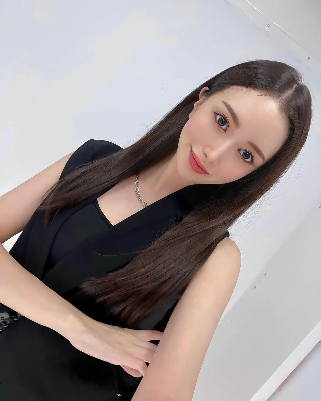 小川真葵のインスタグラム：「髪の毛さらんさらん #ストレートヘア #黒髪 #暗髪」