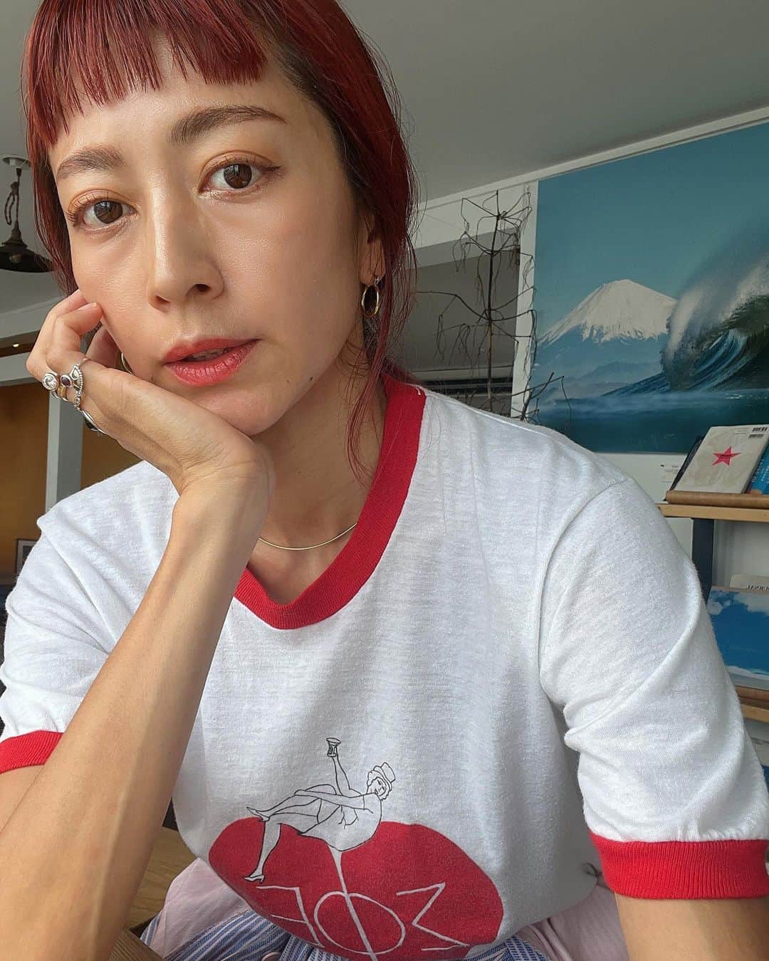 のインスタグラム：「まゆぱ＆まつぱ やっぱり楽だぁーーーー🧏🏻‍♀️♡  眉マスカラは少しピンク系を💞  #ハリウッドブロウリフト #眉癖改善 #赤髪 #ヘアカラー #前髪ぱっつん #ママファッション #男の子ママ #女の子ママ #オン眉 #海のある生活 #海のある暮らし #インテリア #男の子ママ #女の子ママ #海の見える家 #まゆぱ」