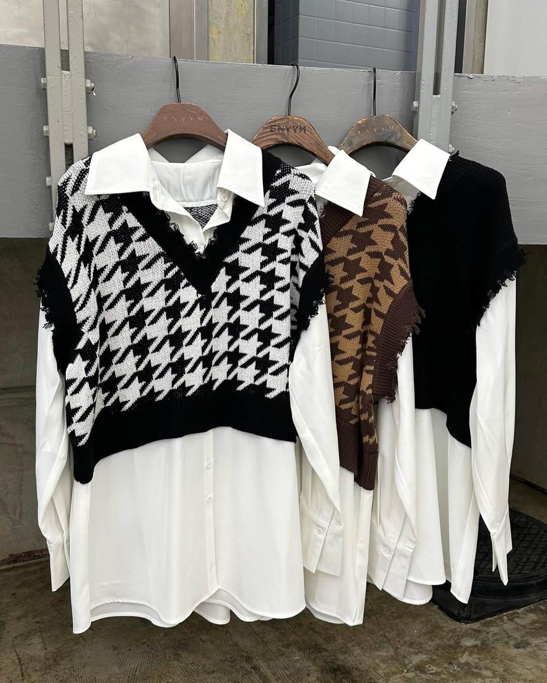 ENVYMのインスタグラム：「【𝐍𝐄𝐖𝐀𝐑𝐑𝐈𝐕𝐀𝐋🩶】 ⁡ ⁡ ✔︎︎︎︎ダメージニットドッキングシャツ color/WHITE/BROWN/BLACK price/¥7,920▶︎¥6,200 ※週末限定SPECIALPRICE※ ⁡ NOW ON SALE -————————————— ⁡ ⁡ ⁡ #ENVYM #2023AW」