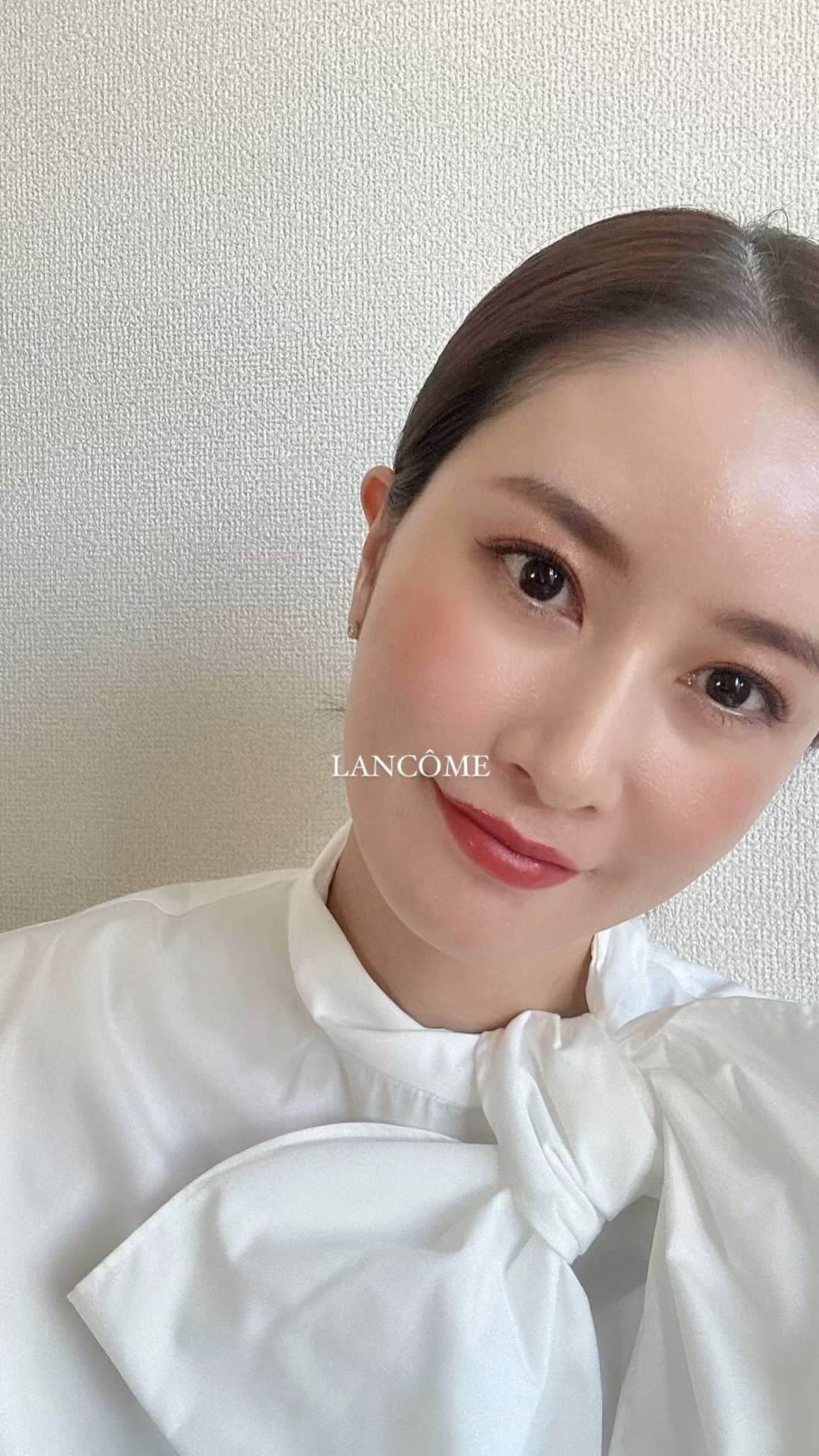 KAORI.OMURA 大村香織のインスタグラム：「涼しくなったら もうこの季節🎄のお楽しみ クリスマスコフレ🎁💄  10/13に発売される @lancomeofficial のビューティー ボックス  ジェニフィックをはじめ代表的なスキンケアから メイクアップ全てが叶ってしまう🫢♡  ミニサイズのスキンケアは 旅行にピッタリで嬉しい♡  マットなんだけど潤うリップも ミニサイズで、愛用のミニバッグでも 嵩張らずに嬉しく 色も冬の季節に、優しさを感じるローズ色で お気に入り…♡  開ける瞬間の ワクワク感がたまらない😆  ランコム ビューティボックス  【製品価格】26, 950円(税込)  #pr#ランコム #ビューティーボックス #クリスマスコフレ #lancomeskincare #lancomemakeup#メイク好き#デパコス」