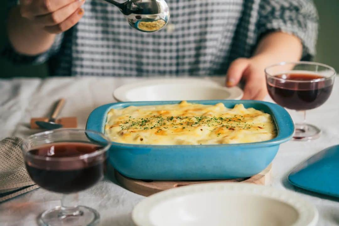 河瀬璃菜さんのインスタグラム写真 - (河瀬璃菜Instagram)「新作です！！ 焼き魚が好きだけど、魚焼きグリルを洗うのが面倒な私にとってめちゃくちゃ捗るプレートを作りました！  魚焼きグリルはもちろん、直火、オーブン、レンジでの使用もOK！これからの時期はグラタン皿としても◎ 調理したらこのまま食卓に運んでお皿代わりにも。保温性が高いので温かいまま食事をいただくことができます。  蓋付きなのでラップをせずにレンジ調理もでき、そのまま冷蔵保存も可能。食洗機も対応！  ご購入は @5waypot_arita のオンラインサイトからどうぞ！」10月6日 19時15分 - linasuke0508