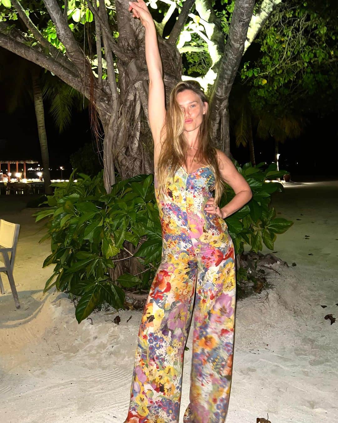 バー・ラファエリのインスタグラム：「Happy is my favorite color」