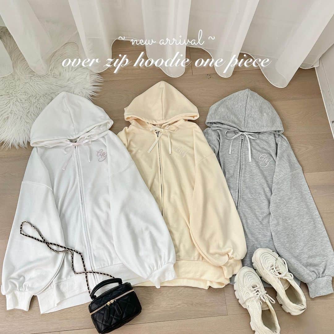 apres jour(アプレジュール) のインスタグラム：「【new arrival🎀】発売中！ ⁡ ◆ゆるっとカジュアルガーリーなパーカーが登場  オーバーサイズがかわいいゆるっとシルエットで華奢見え効果。 自然と萌え袖になるので女の子らしいポイントは残しつつ カジュアルなスタイリングを楽しめます。 フードの紐にはサテンのテープを使用し、異素材の組み合わせが おしゃれさを際立ててくれます。 紐をリボン結びにしたアレンジも◎ 胸元のオリジナル刺繡ロゴがワンポイントに。  大き目のポケット付きなので軽いお出かけや、 荷物が多いシーンでも活躍します。  #オーバージップパーカーワンピース 商品番号🔎981727 サイズ…F/XL ¥4,595(taxin) ⁡ ⁡ こちらの画像はインスタ用に加工しておりますので、カラーの雰囲気が実際の商品と異なる場合がございます。 商品ページにてカラーのご確認をお願い致します。 ⁡ #ZOZOでしか買えない #アプレジュール #アプレ部」